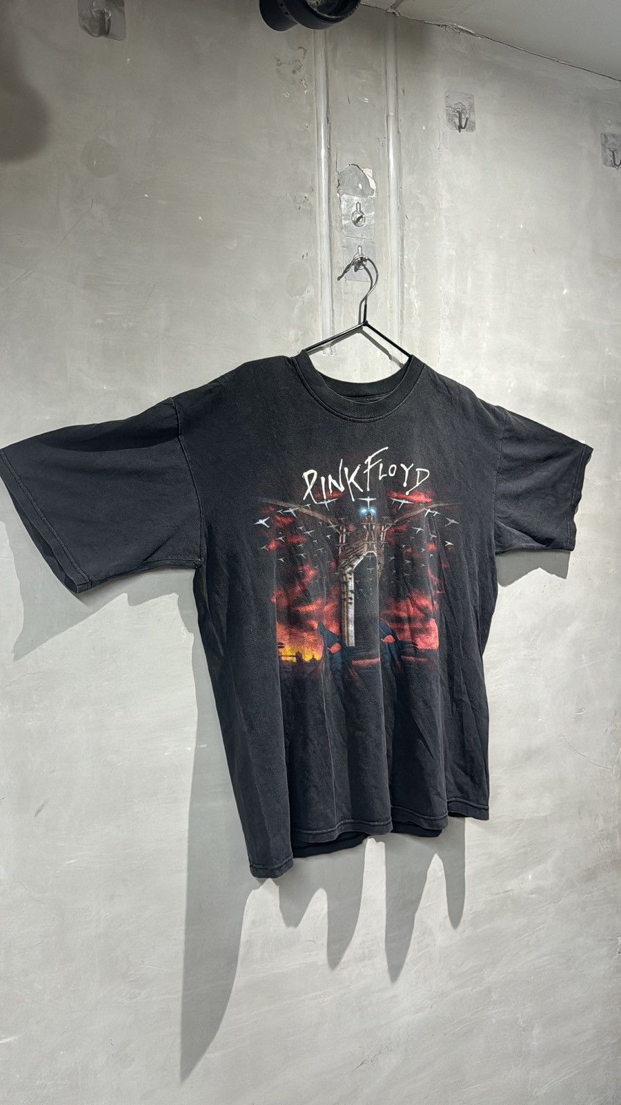 Band Tees × Pink Floyd × Vintage Vintage 90s Pink Floyd The Wall Tshirt Size US L / EU 52-54 / 3 - 8 Thumbnail