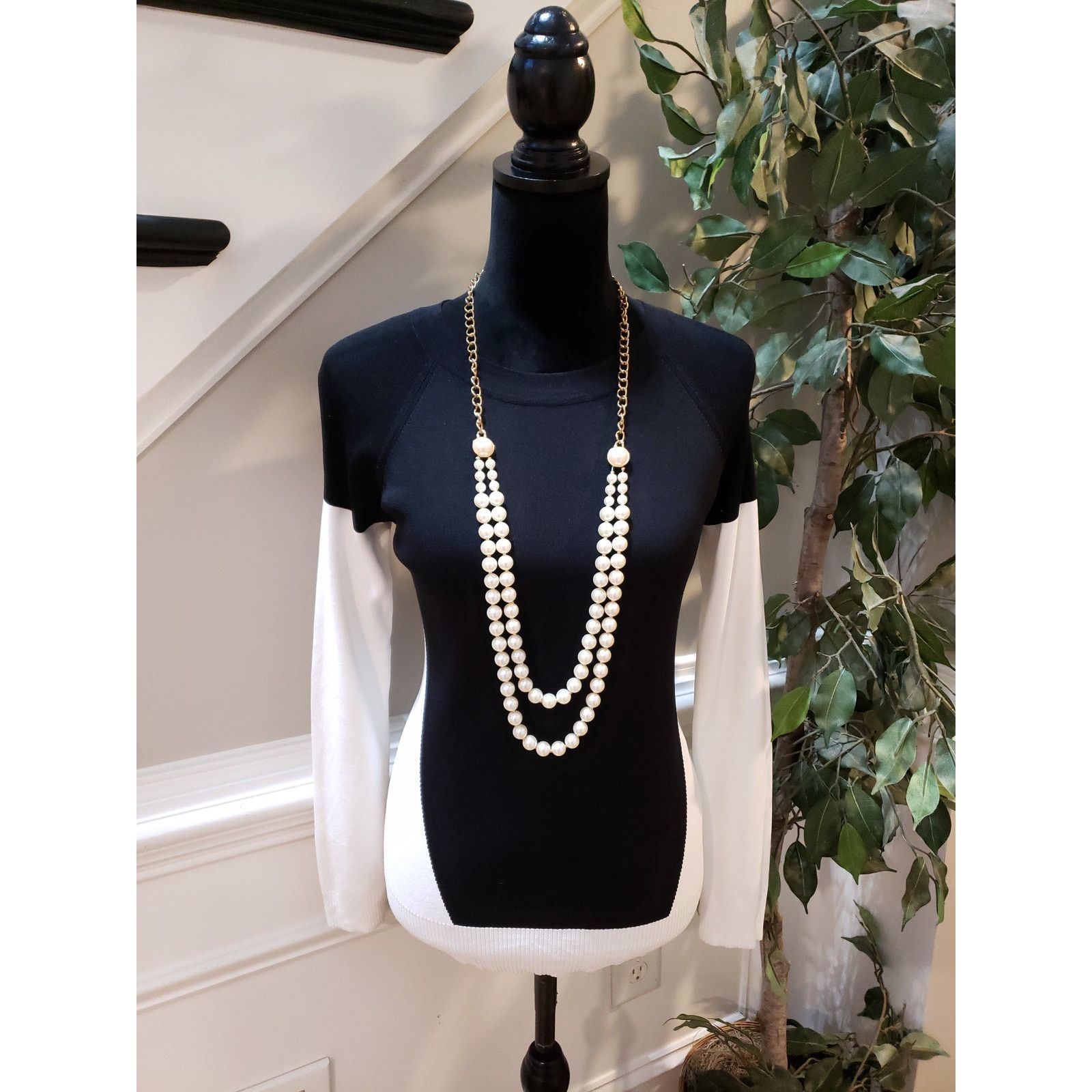 Topshop Topshop Sweater Size 2 Black White Colorblock Knit Pullover Size XS / US 0-2 / IT 36-38 - 1 Thumbnail