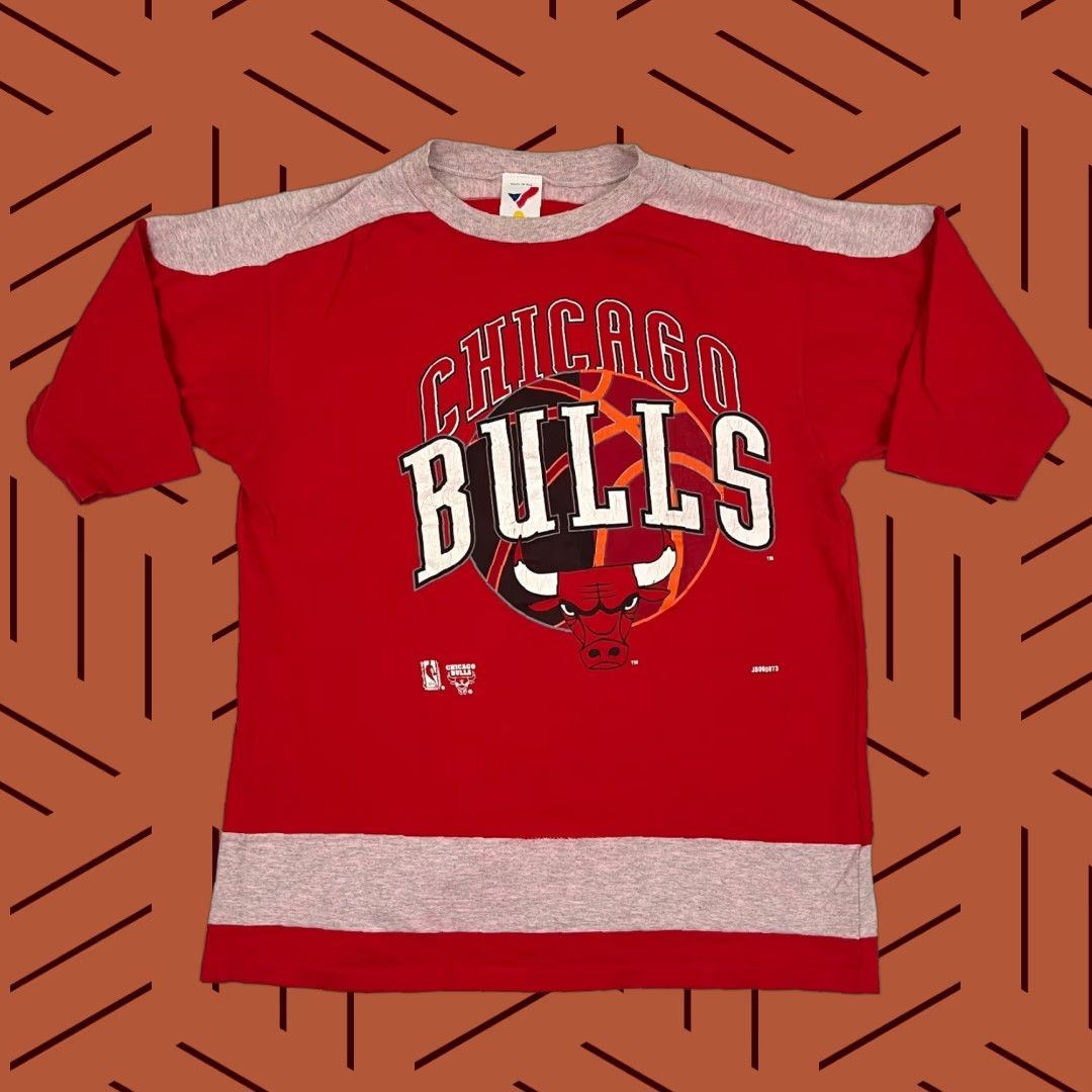 Vintage VTG 90s Chicago Bulls Graphic T-Shirt Mens M/L Retro Throwback USA Shirt Adult M Red Cotton Logo 3/4 Sleeve Crew Neck Sports 90s Mens Size US M / EU 48-50 / 2 - 1 Thumbnail