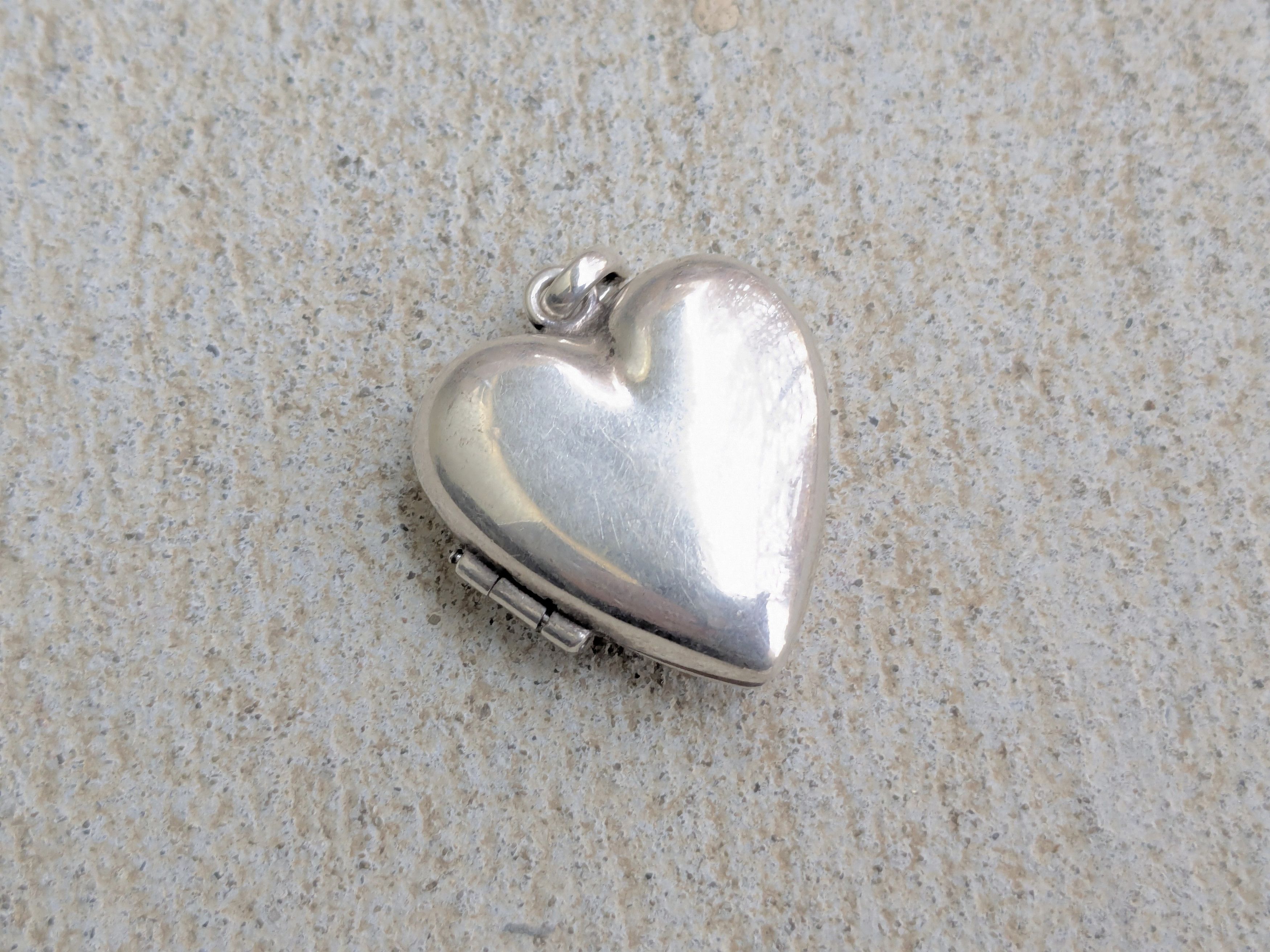 Jewelry Vintage Sterling Silver Heart Pendant Locket Picture Size ONE SIZE - 1 Thumbnail
