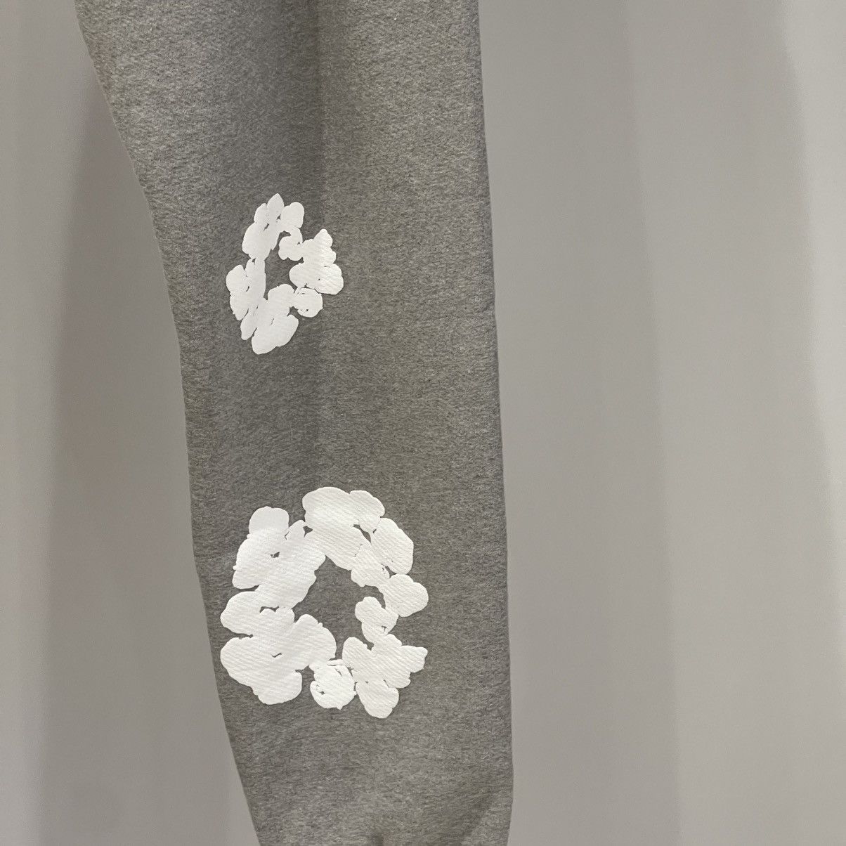 DENIM TEARS Denim Tears The Cotton Wreath Sweatpants Grey Size US 32 / EU 48 - 2 Thumbnail