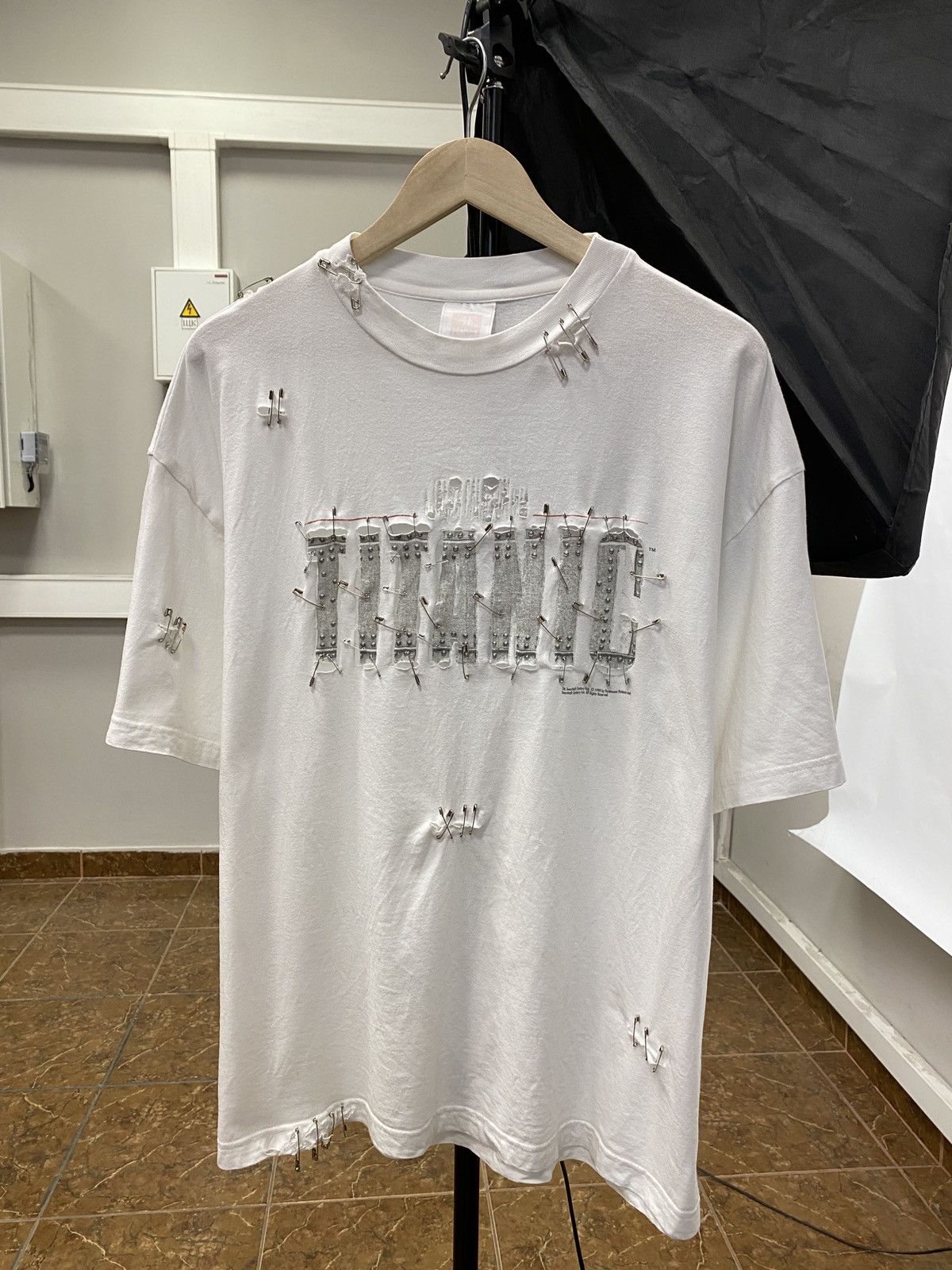 Hanes 🇺🇸 Vintage 1998 Titanic Leonardo Dicaprio Custom T-Shirt Y2K Size US XL / EU 56 / 4 - 1 Thumbnail