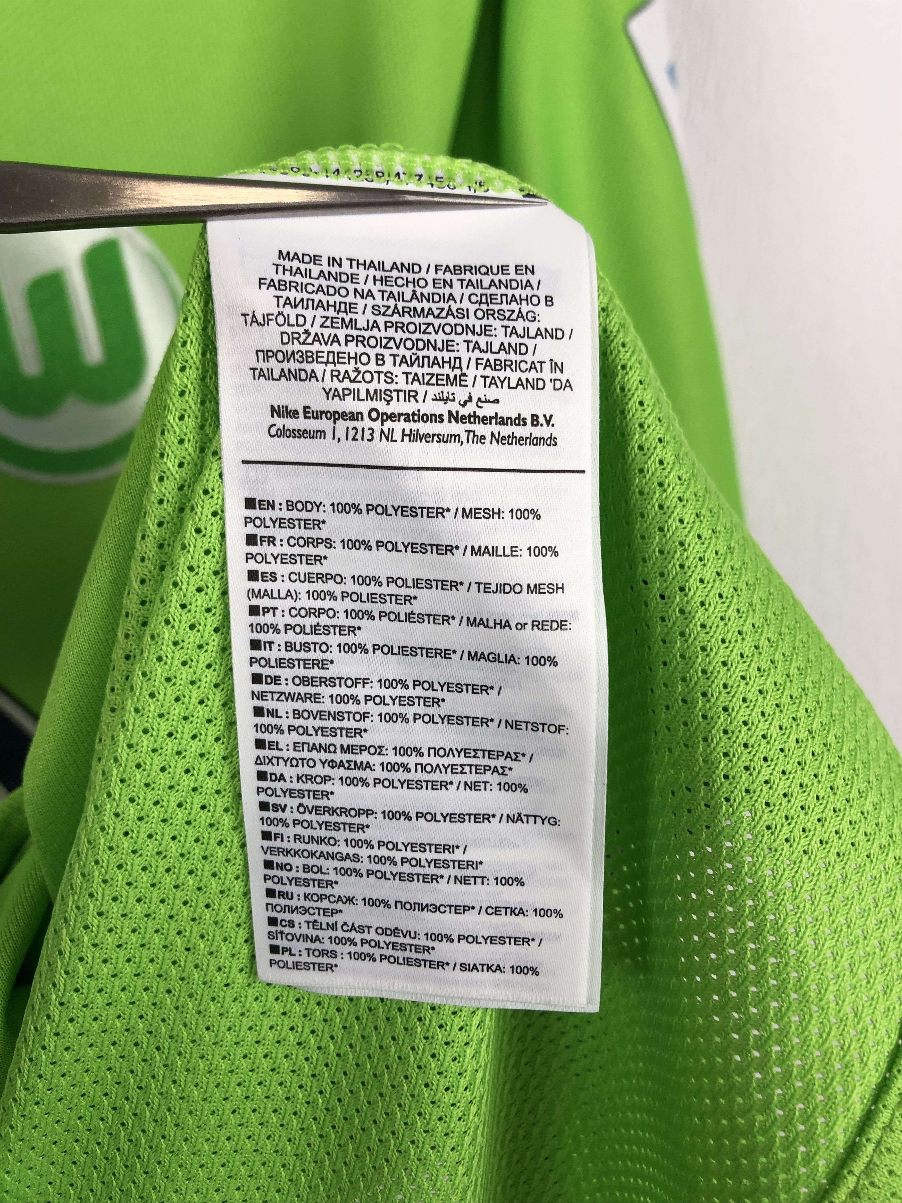 Nike Wolfsburg football shirt 2016 #4 Schafer Signed Player Issue Size US L / EU 52-54 / 3 - 13 Thumbnail