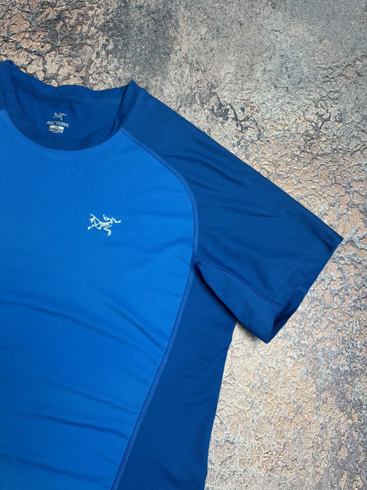 Arc'teryx Arcteryx T-shirt small logo y2k size L Size US L / EU 52-54 / 3 - 3 Thumbnail
