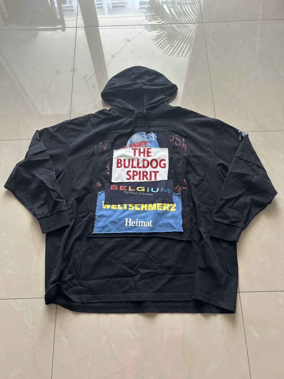 VETEMENTS Misplaced Hoodie パーカー VETEMENTS Misplaced Hoodie パーカー VETEMENTS MISPLACED LOGO