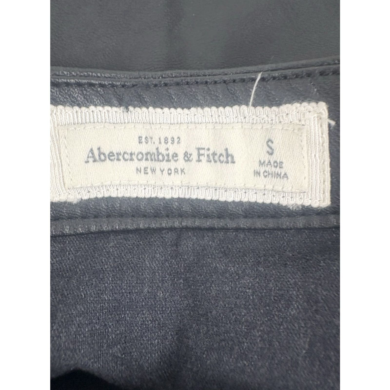 Abercrombie & Fitch Abercrombie & Fitch Black Faux Leather A-Line Mini Skirt Womens Size S Size 28" / US 6 / IT 42 - 5 Thumbnail