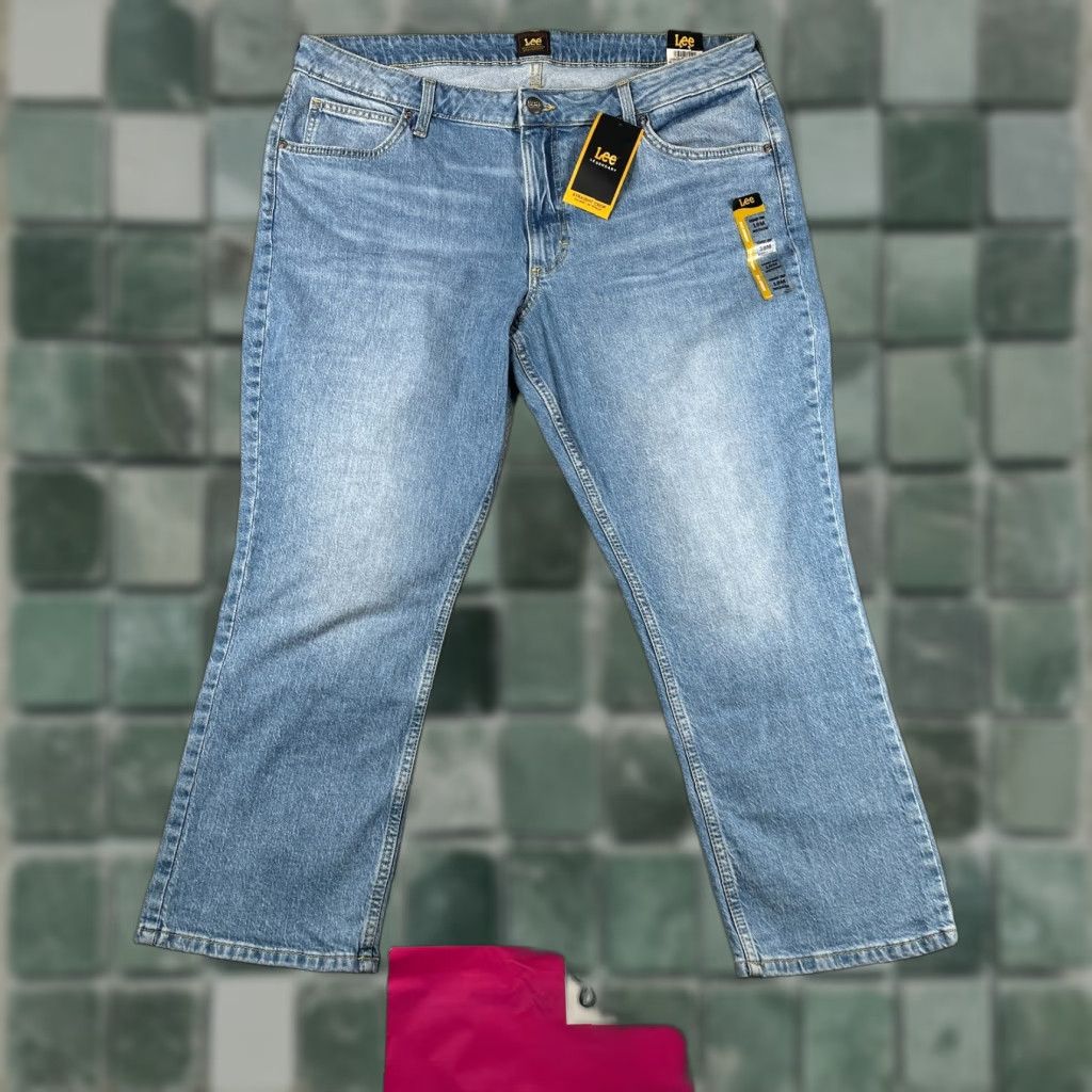 Lee Lee Jeans Women 18 Plus Blue Mid Rise Straight Crop NWT Denim 5-Pocket Style Straight Womens Size 40" / US 18 - 1 Thumbnail