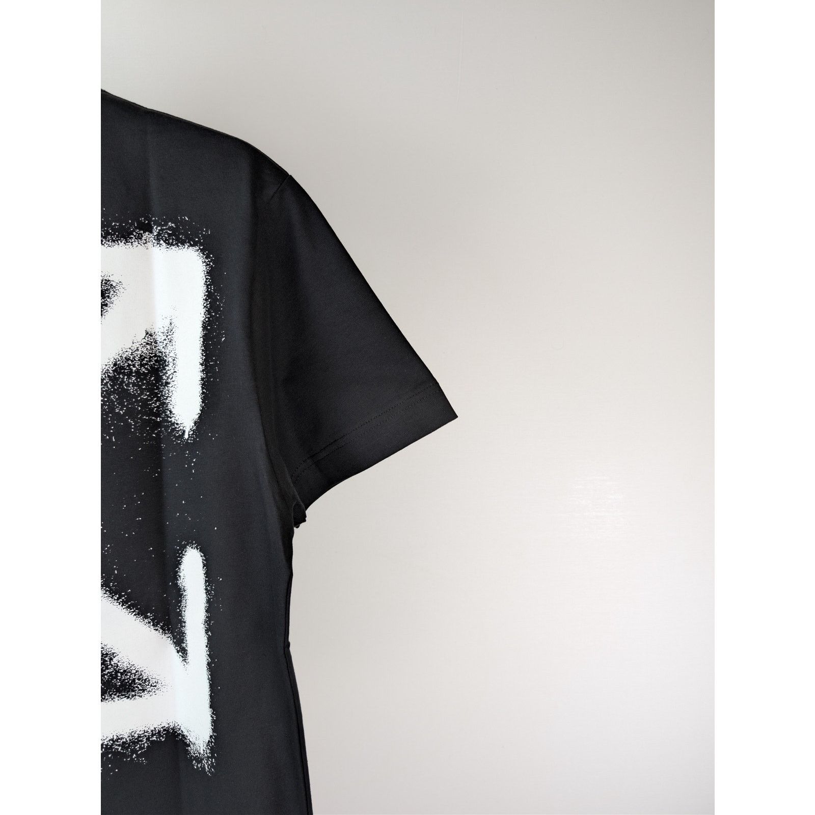 Off-White o1rshd1 Spray Can Arrow Slim S/S T-Shirt in Black Size US XXL / EU 58 / 5 - 13 Thumbnail