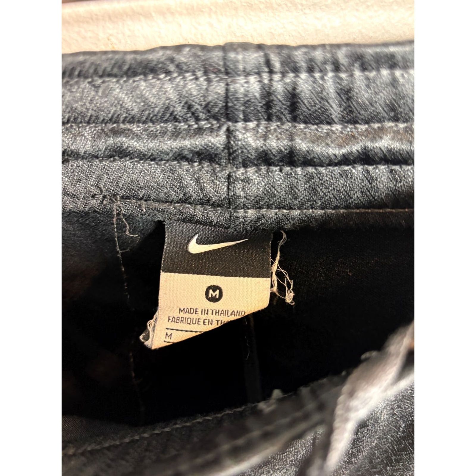 Nike VINTAGE Nike Basketball Shorts M Black 11 in Inseam athletic drawstring elastic waist Satin Polyester 8/10 Mens Size US 31 - 3 Thumbnail