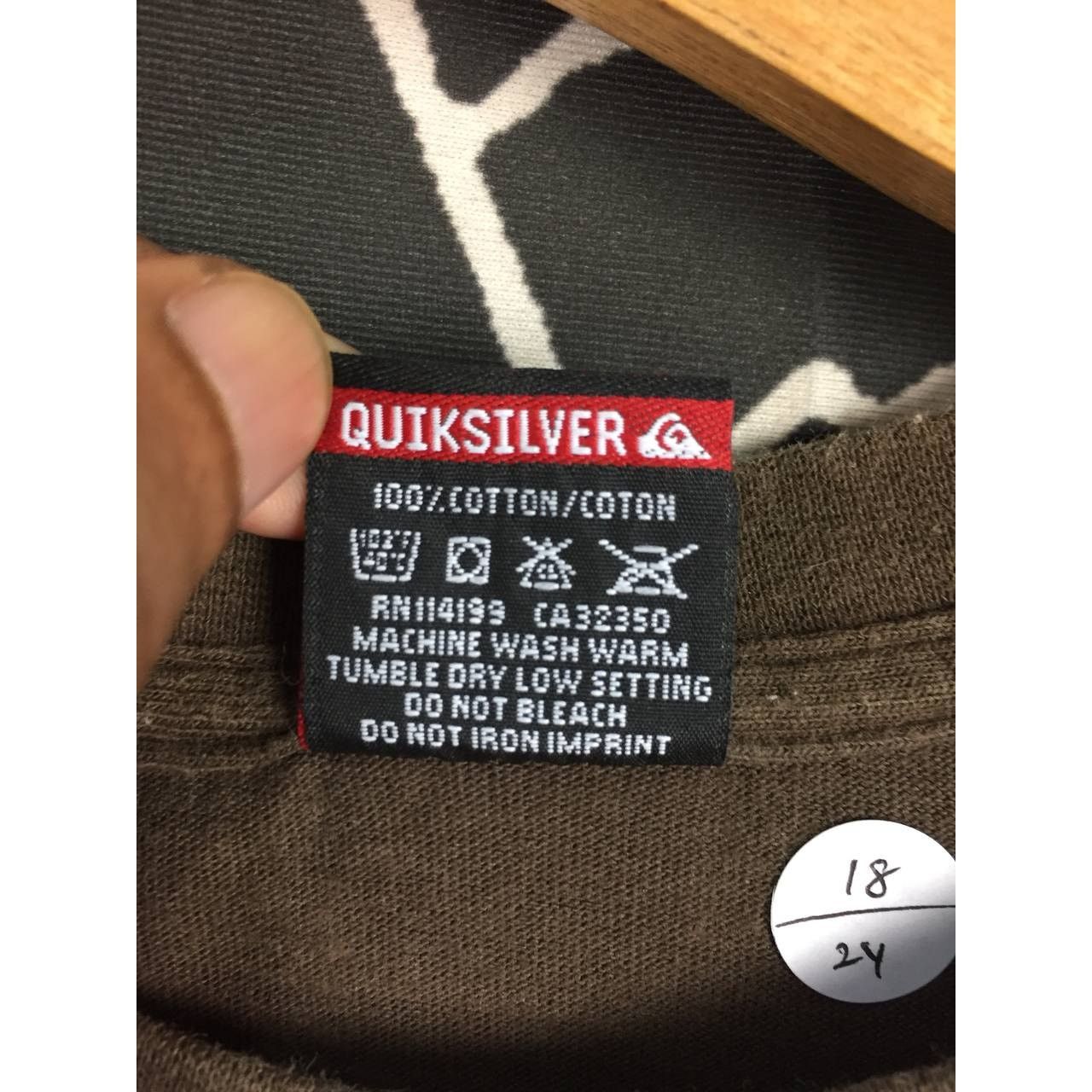 Quiksilver × Vintage Vtg Quiksilver Center Logo Hafa Adai Guam Surf Skate Tee Size US S / EU 44-46 / 1 - 13 Thumbnail