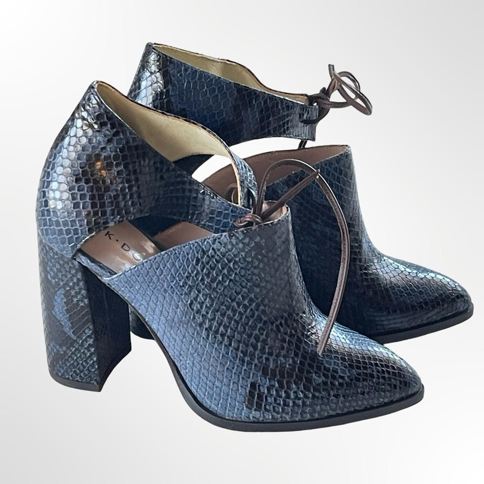 Other KK DODDS Pointed Toe Cutout Heels in Navy Snake Print in 6.5 Size US 6.5 / IT 36.5 - 6 Thumbnail