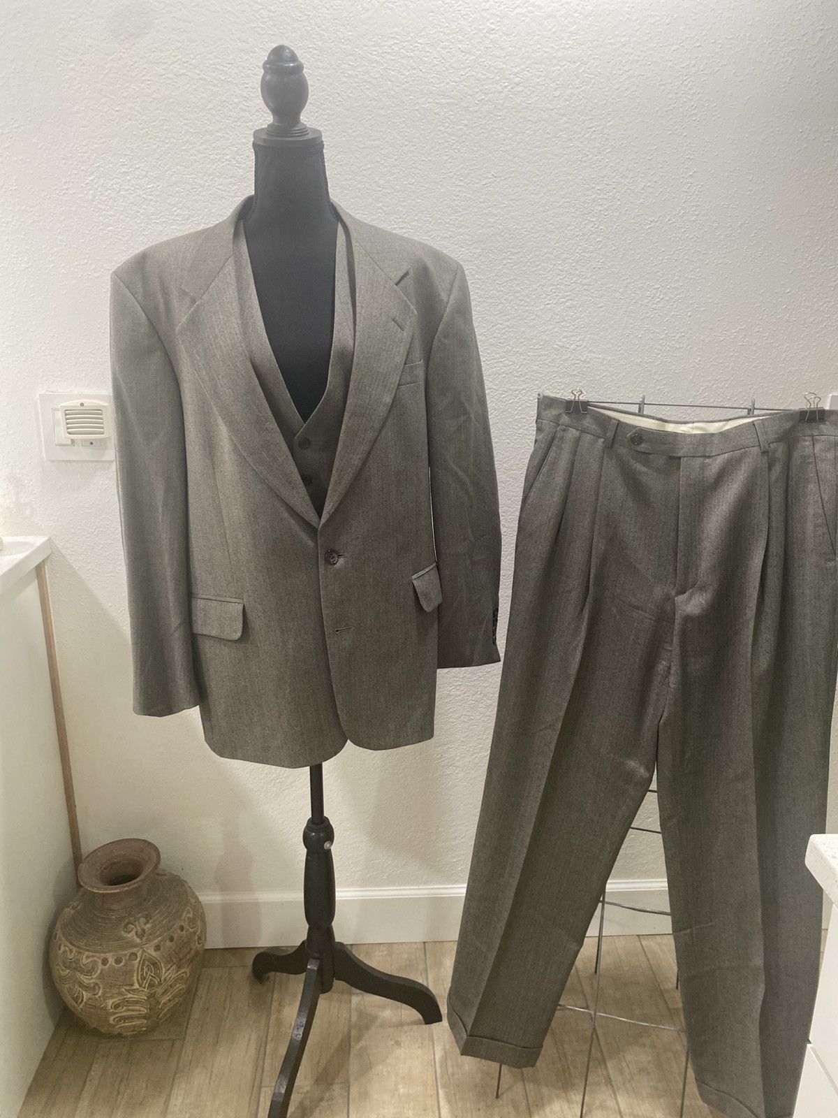 Oscar De La Renta 3 piece men’s suit 42R 36W taupe brown wool NWT Size 42R - 1 Thumbnail