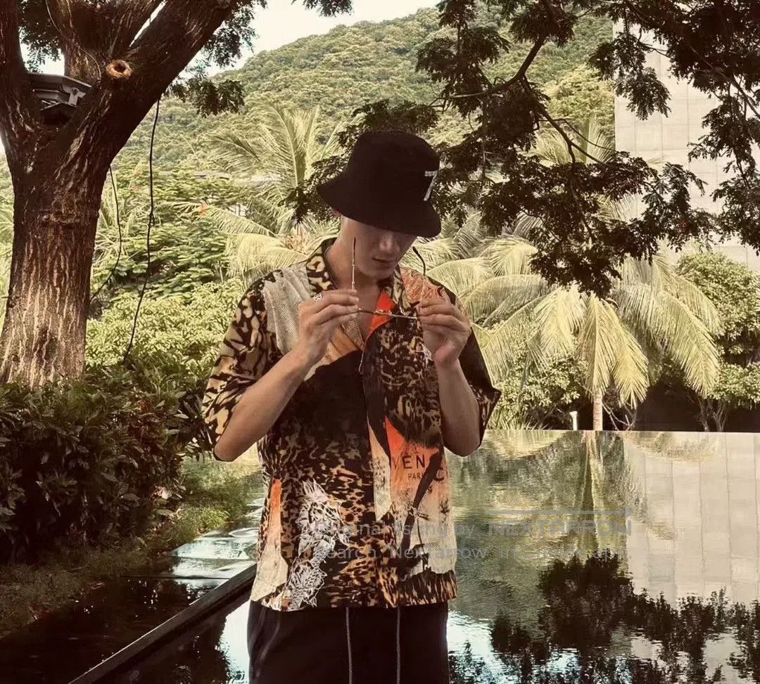 Givenchy Givenchy Boxy Printed Cotton Shirt. Size US XXS / EU 40 - 5 Thumbnail