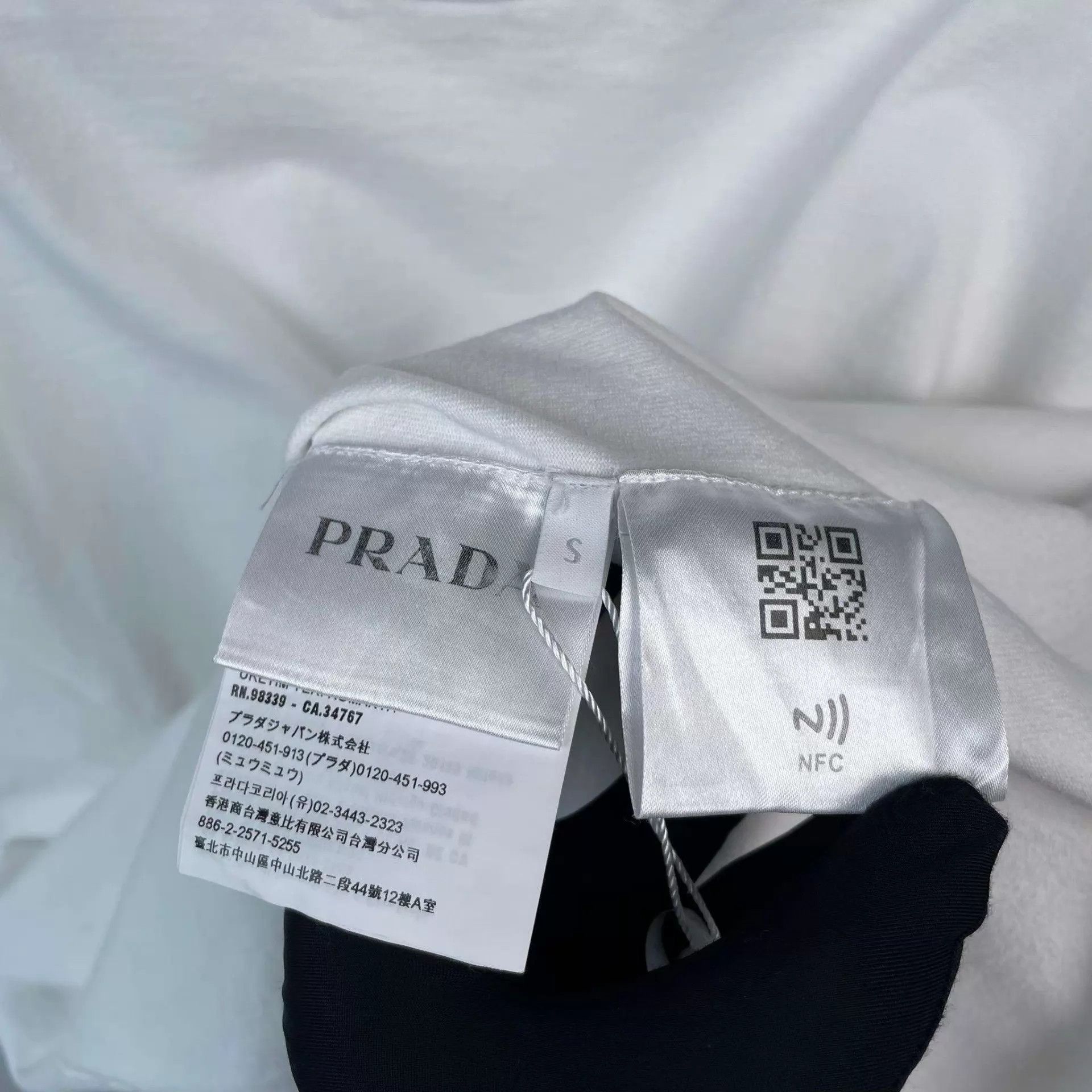 Prada Prada 98 New solid white short sleeve S Size US S / EU 44-46 / 1 - 5 Thumbnail