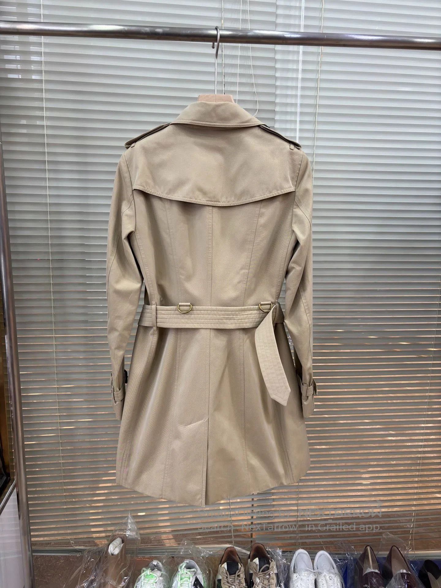 Burberry Burberry Classic Khaki Trench Coat. Size M / US 6-8 / IT 42-44 - 3 Thumbnail