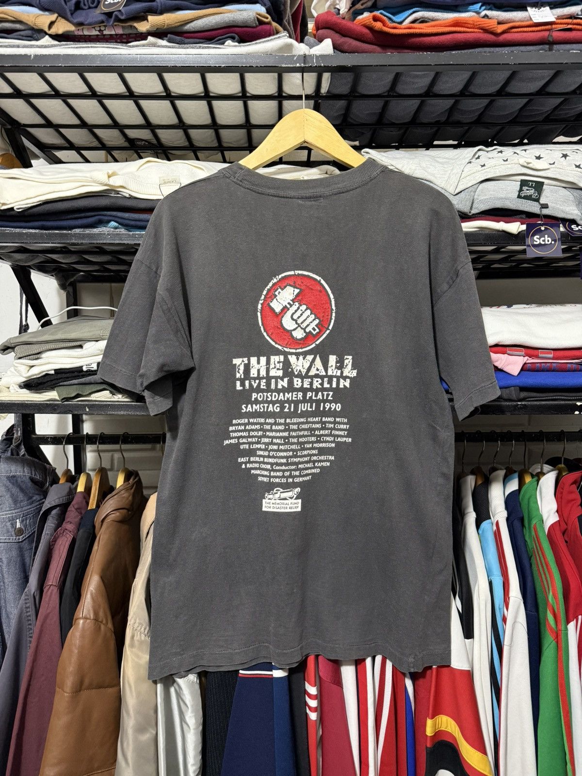 Band Tees Vintage pink floyd the wall live in berlin 90 concert tshirt Size US M / EU 48-50 / 2 - 5 Thumbnail