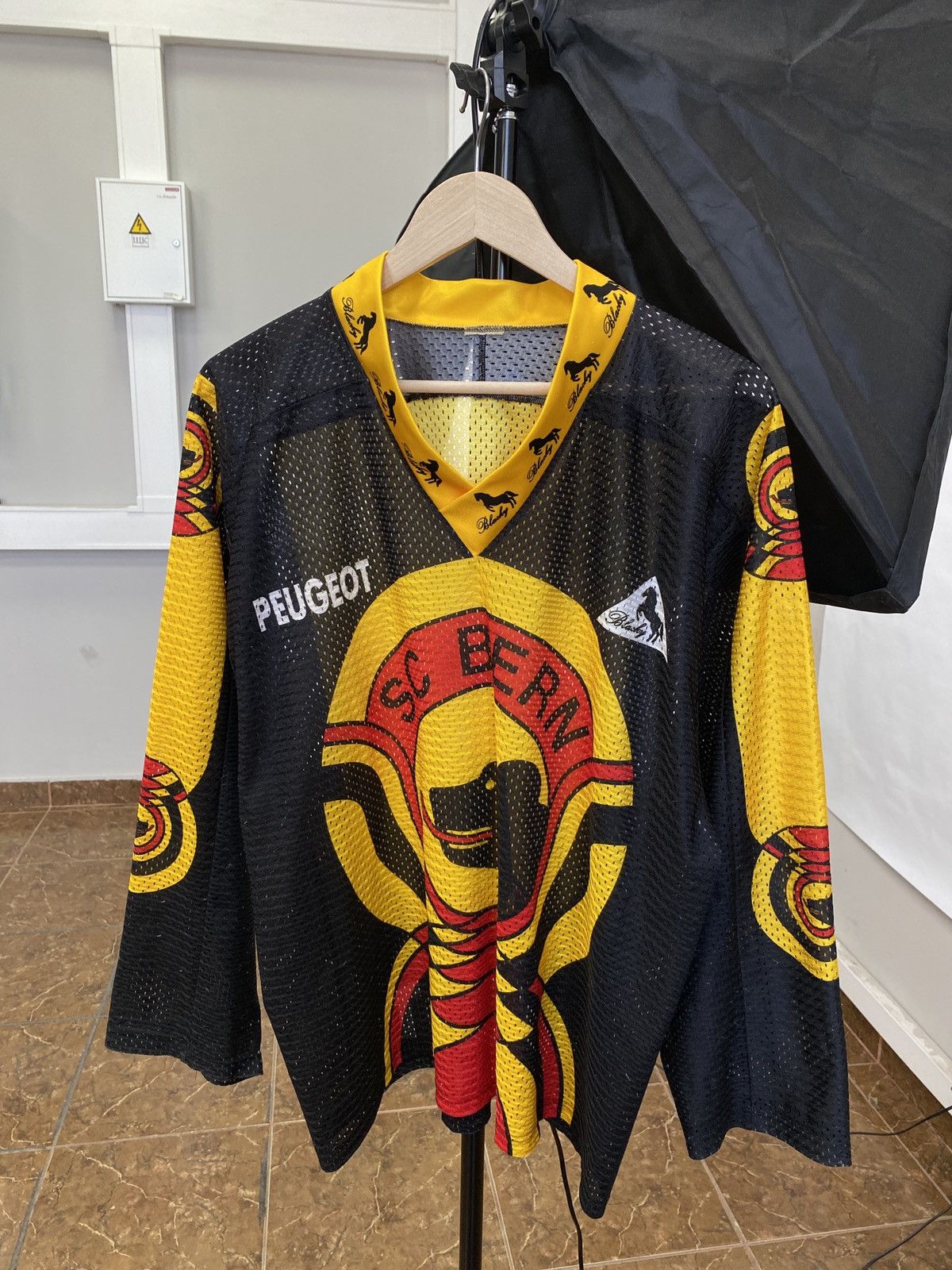 NHL 🇨🇭 Vintage 90s SC Bern Switzerland Hockey Jersey Peugeot Size US M / EU 48-50 / 2 - 1 Thumbnail