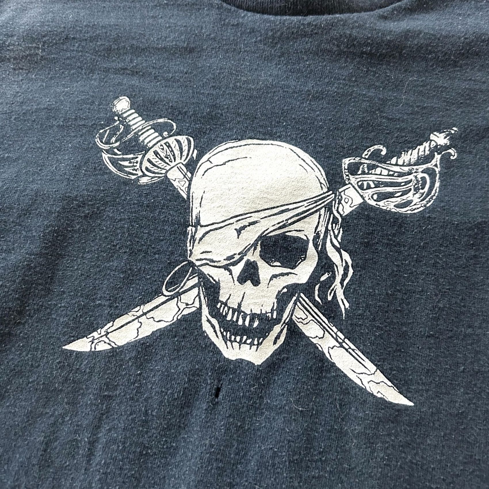 Fruit Of The Loom Vintage Fruit of the Loom Pirates Skull Graphic T-Shirt Mens 2XL Black Crew Neck Short Sleeve Tee Size US XXL / EU 58 / 5 - 2 Thumbnail