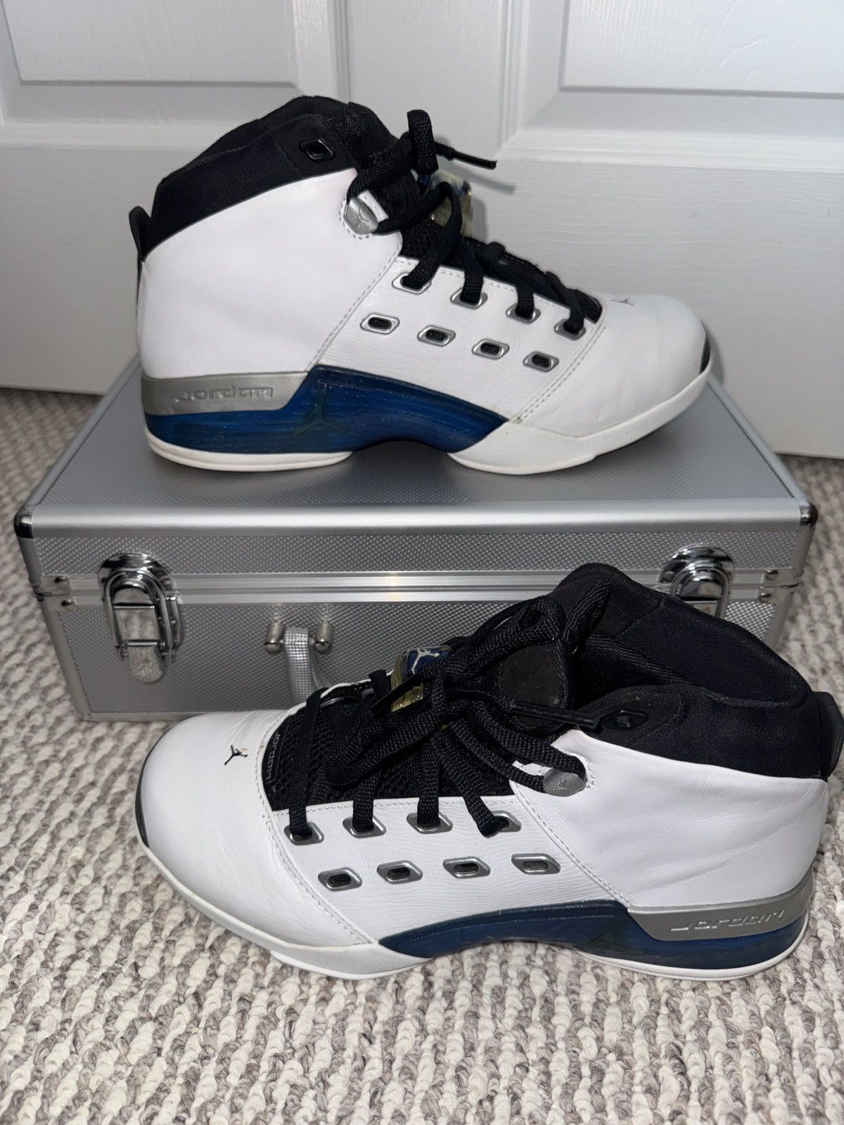 Nike Air Jordan XVII “College Blue” (2002 OG) Briefcase Sealed CD Size US 8.5 / EU 41-42 - 1 Thumbnail
