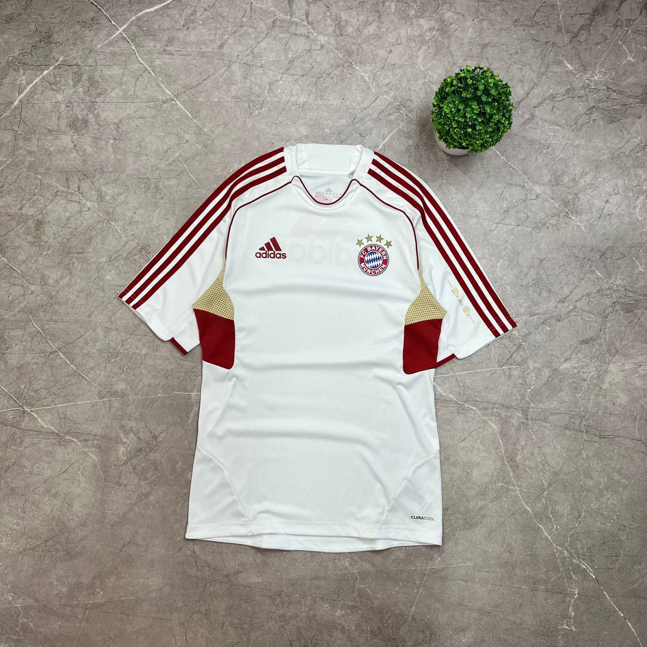 Adidas Vintage Adidas 2011/2012 Bayern Munich Football T-Shirt Size US L / EU 52-54 / 3 - 1 Thumbnail