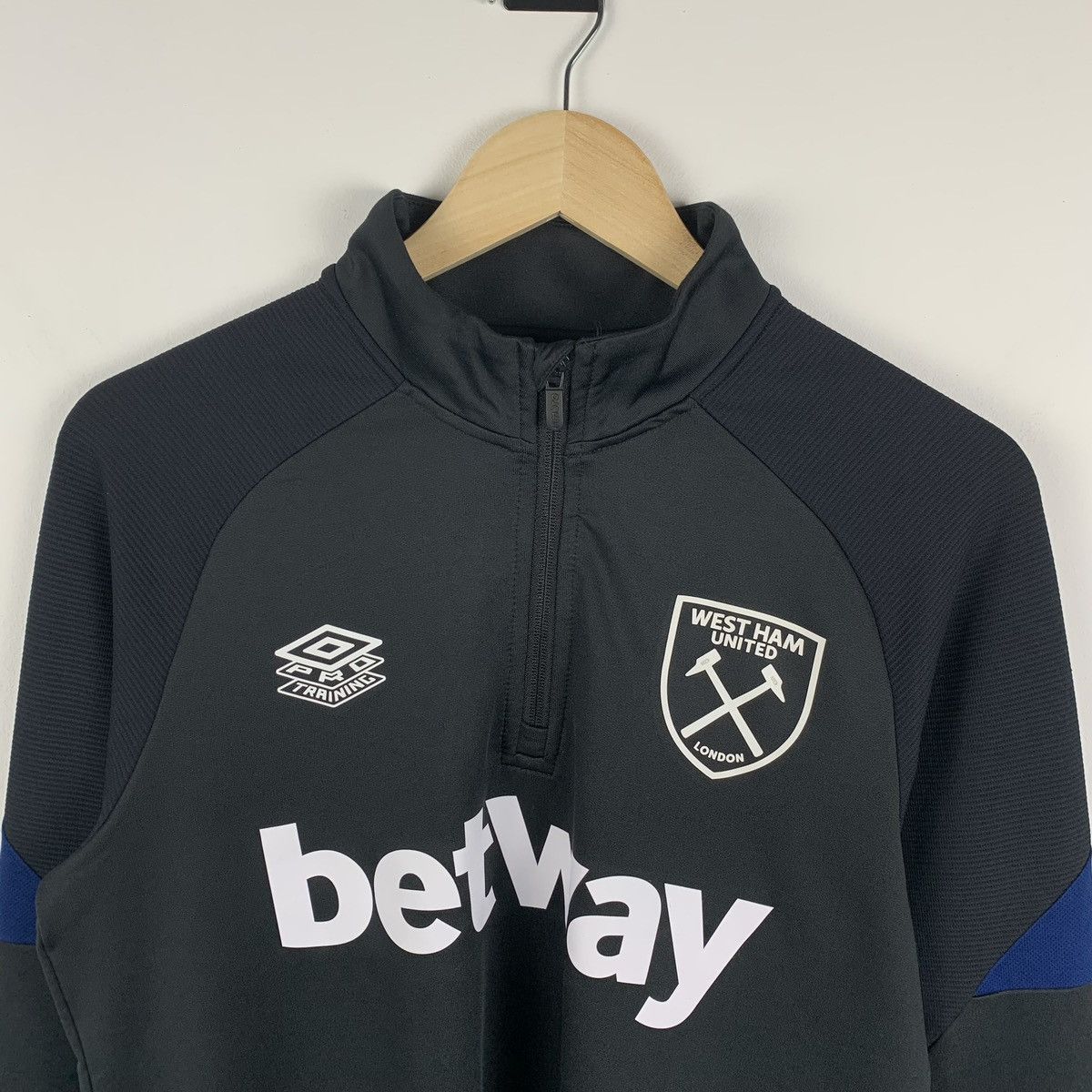 Umbro Umbro West Ham United London Soccer Football Jersey Size M Size US M / EU 48-50 / 2 - 6 Thumbnail