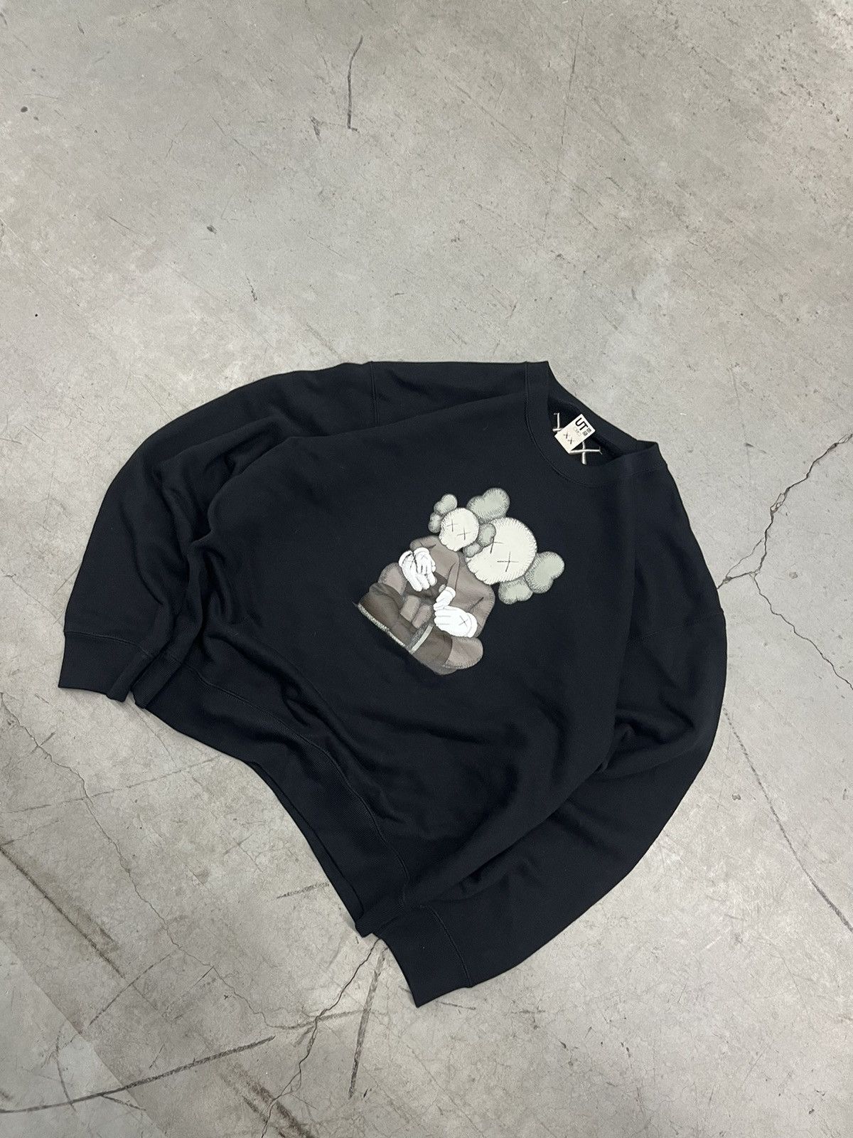Kaws × Uniqlo Kaws X Uniqlo Size US M / EU 48-50 / 2 - 2 Thumbnail