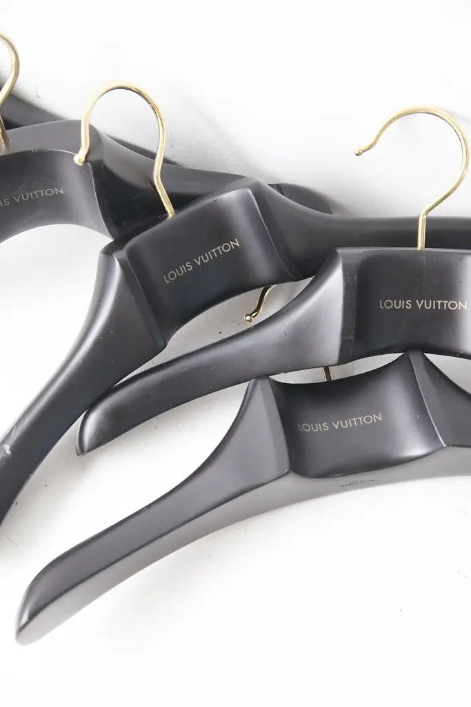 Louis Vuitton Lot of 5 wood Louis Vuitton hangers Size ONE SIZE - 3 Thumbnail
