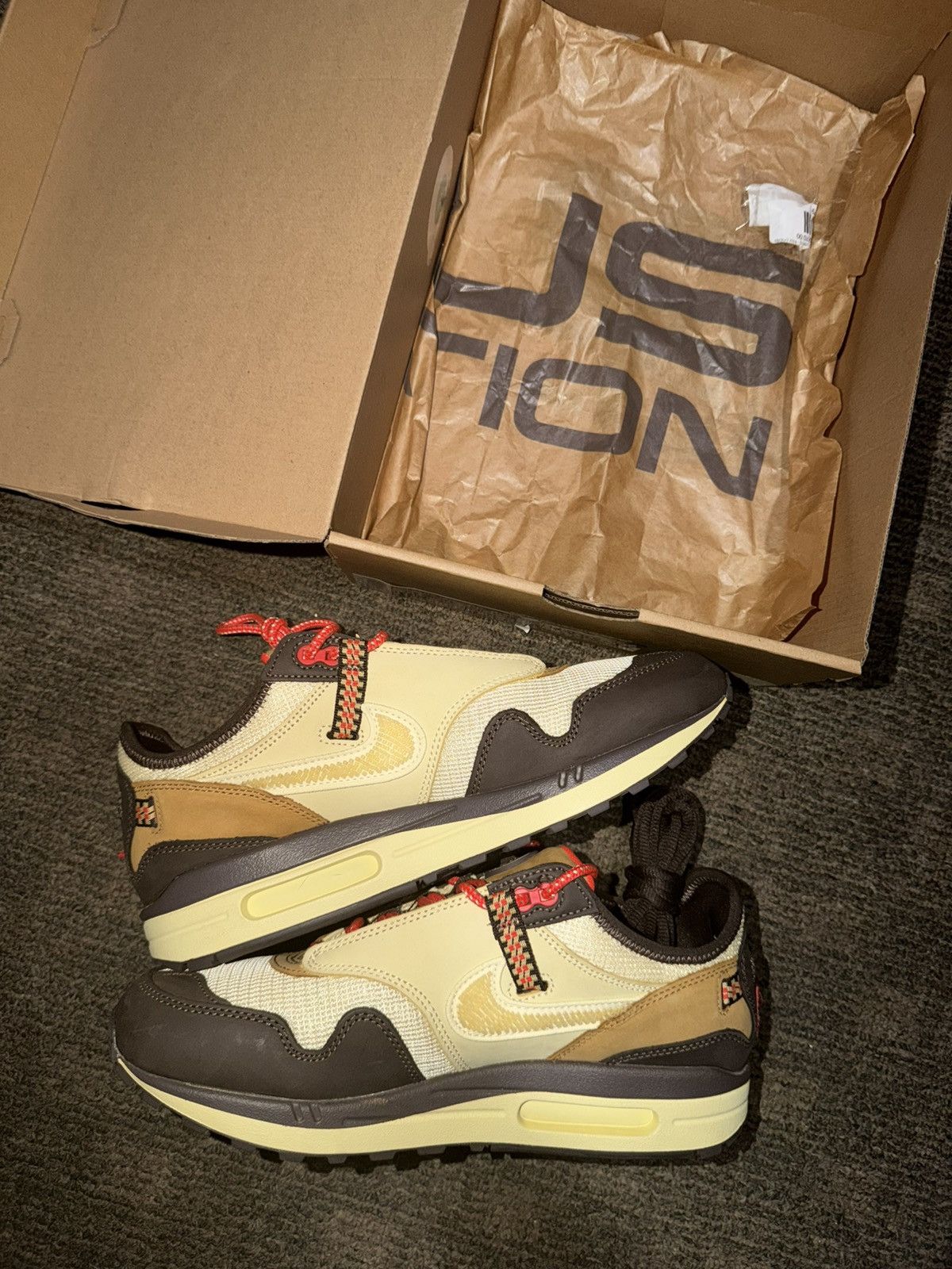 Nike × Travis Scott Nike Air Max 1 Size US 9.5 / EU 42-43 - 2 Thumbnail