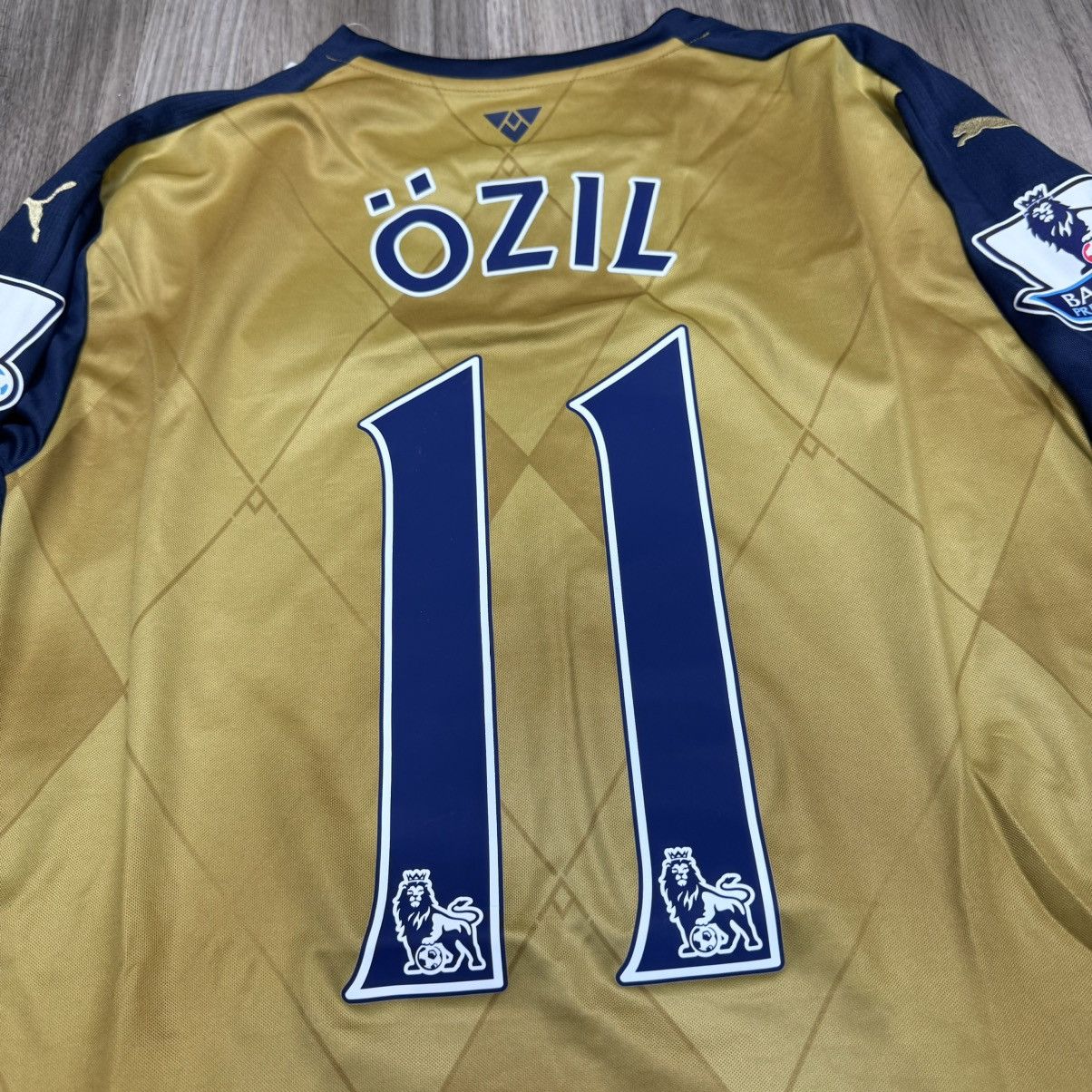 Puma Arsenal 15/16 L/S away shirt #11 ozil (bnwt) Size US M / EU 48-50 / 2 - 4 Thumbnail