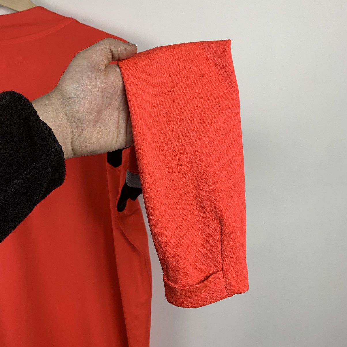 Nike Nike Liverpool Football Club Soccer Long Sleeve AXA Size L Size US L / EU 52-54 / 3 - 21 Thumbnail
