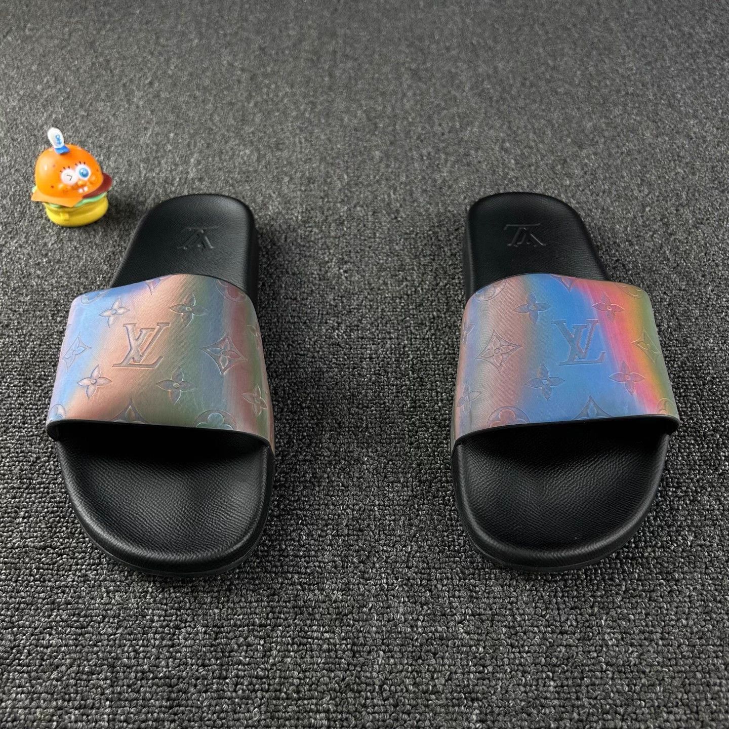 Louis Vuitton Louis Vuitton Rainbow Logo Slides Size 43 Size US 9 / EU 42 - 2 Thumbnail