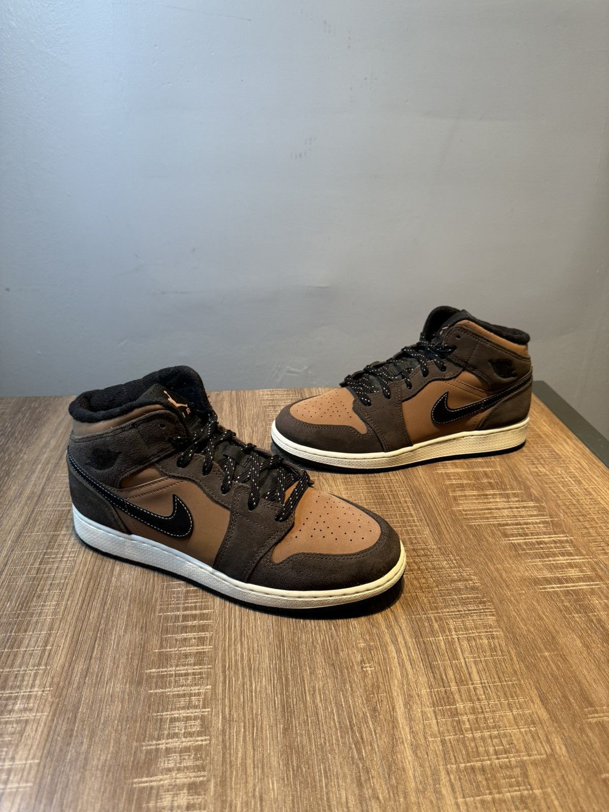 Jordan Brand Nike Air Jordan 1 Mid SE GS Earth Tone Youth Size Boys 7Y Size US 7 / EU 40 - 2 Thumbnail