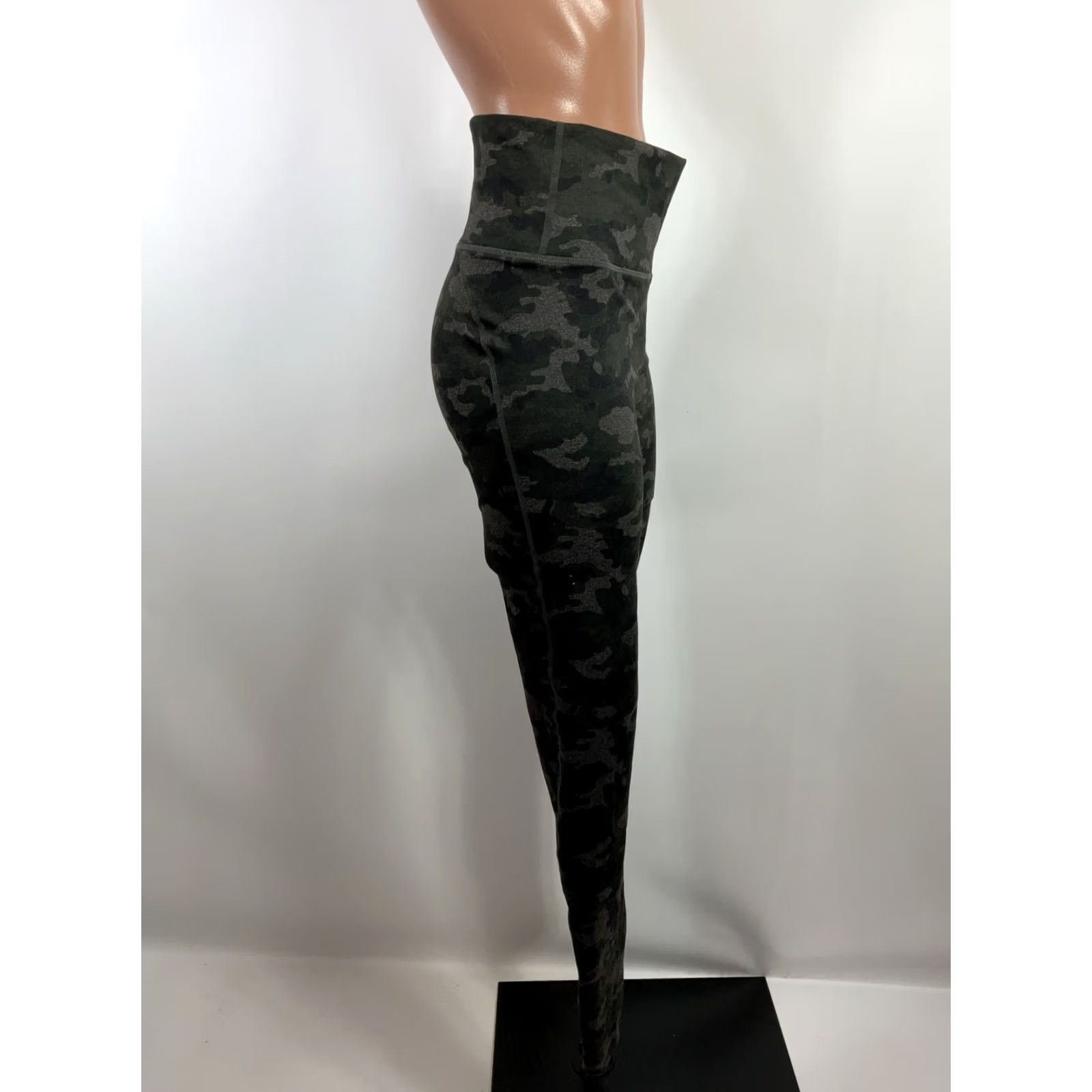 Fabletics Fabletics High Rise Powerhold Leggings - Black and Gray Camo - Women's Medium - Leggings - Skinny - Activewear Size 32" / US 10 / IT 46 - 7 Thumbnail