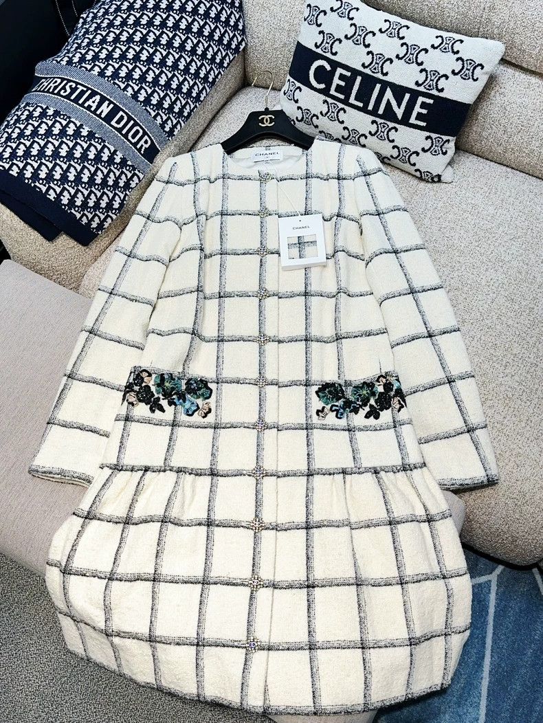 Chanel Chanel 22K beige plaid diamond buckle embroidered dress ja Size XS / US 0-2 / IT 36-38 - 1 Thumbnail