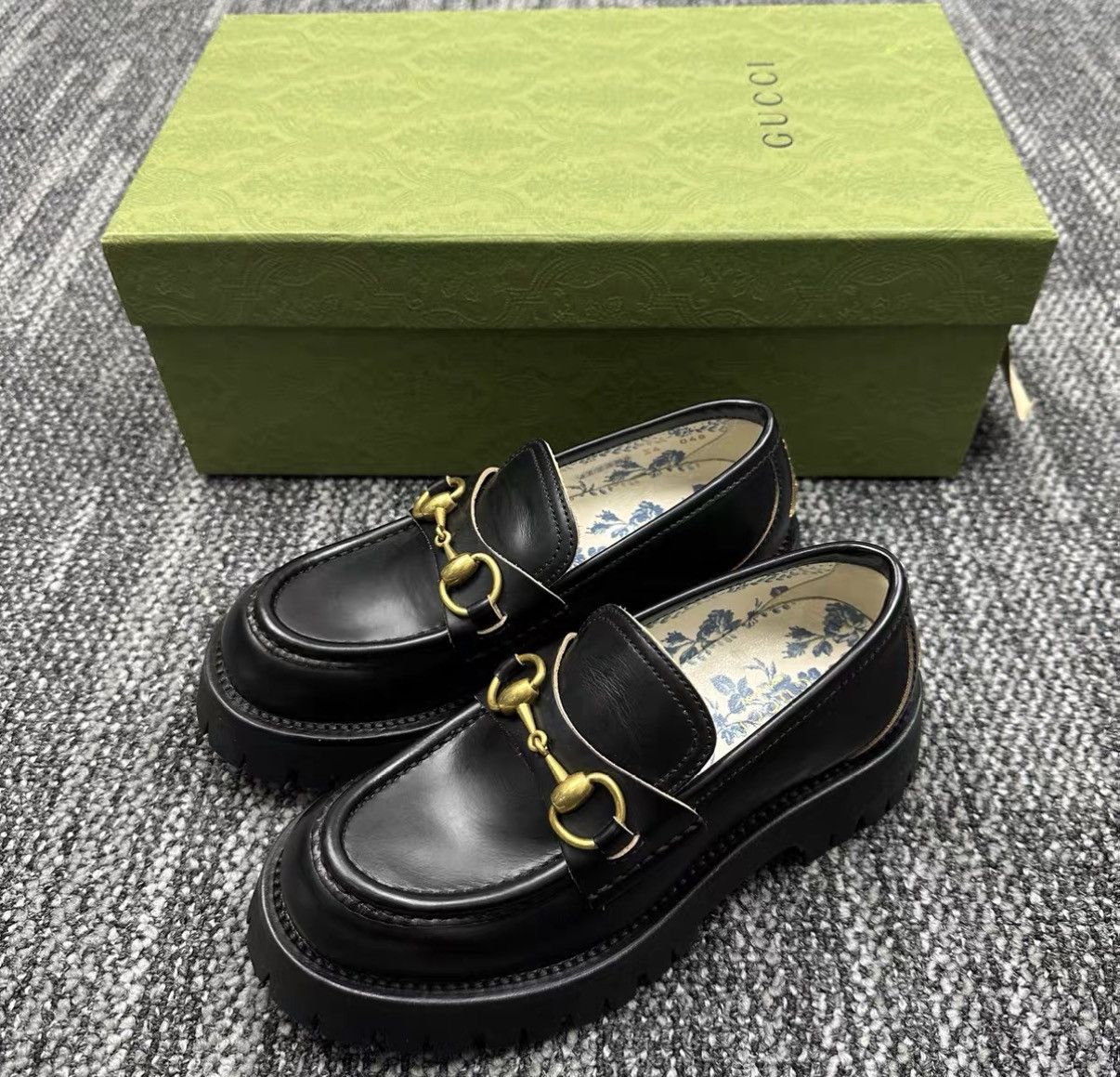 Gucci Gucci Classic Bee Loafers J42 Size US 4 / IT 34 - 1 Thumbnail
