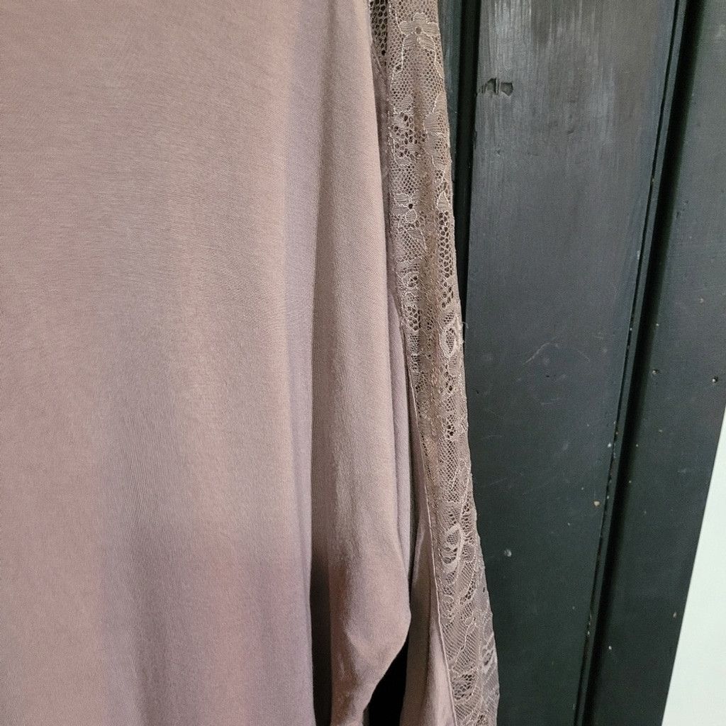 Torrid Torrid , guc shirt with lace on sleeves, Size 00, 12/14 Size XL / US 12-14 / IT 48-50 - 4 Thumbnail