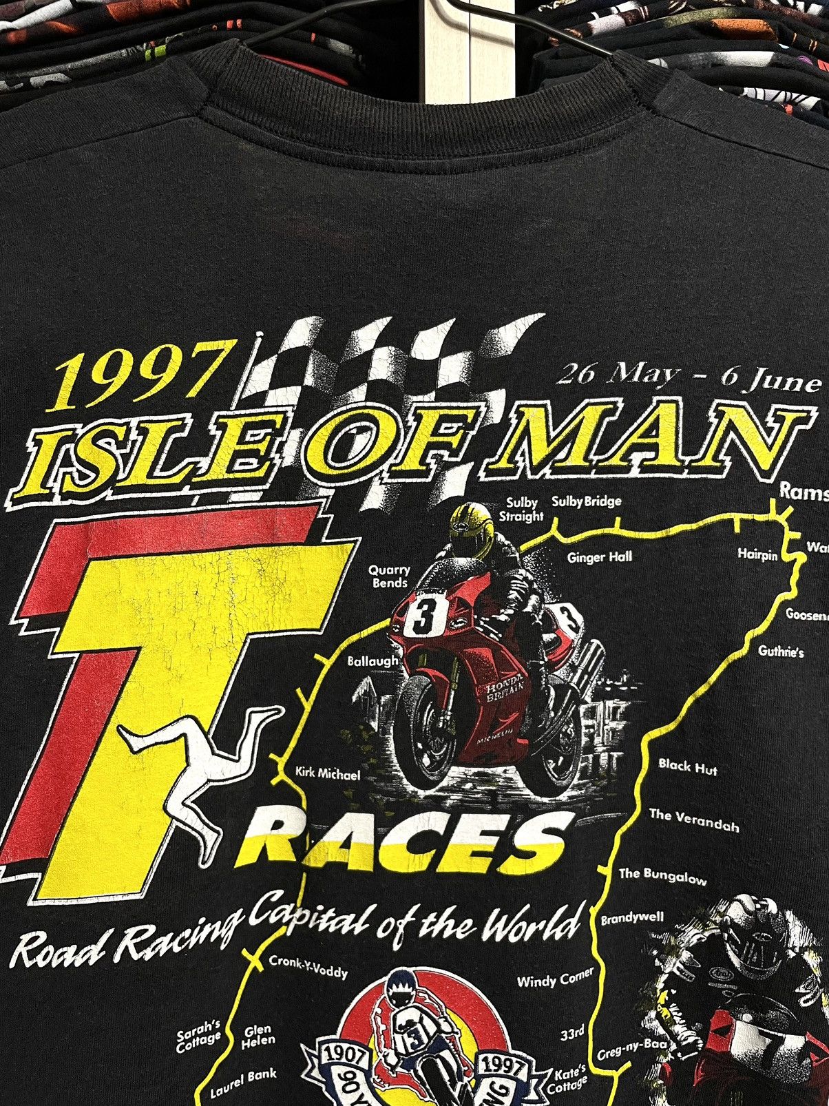 Vintage Vintage 1997 Isle Of Man 90s Racing Honda Faded T-Shirt Size US XL / EU 56 / 4 - 16 Thumbnail