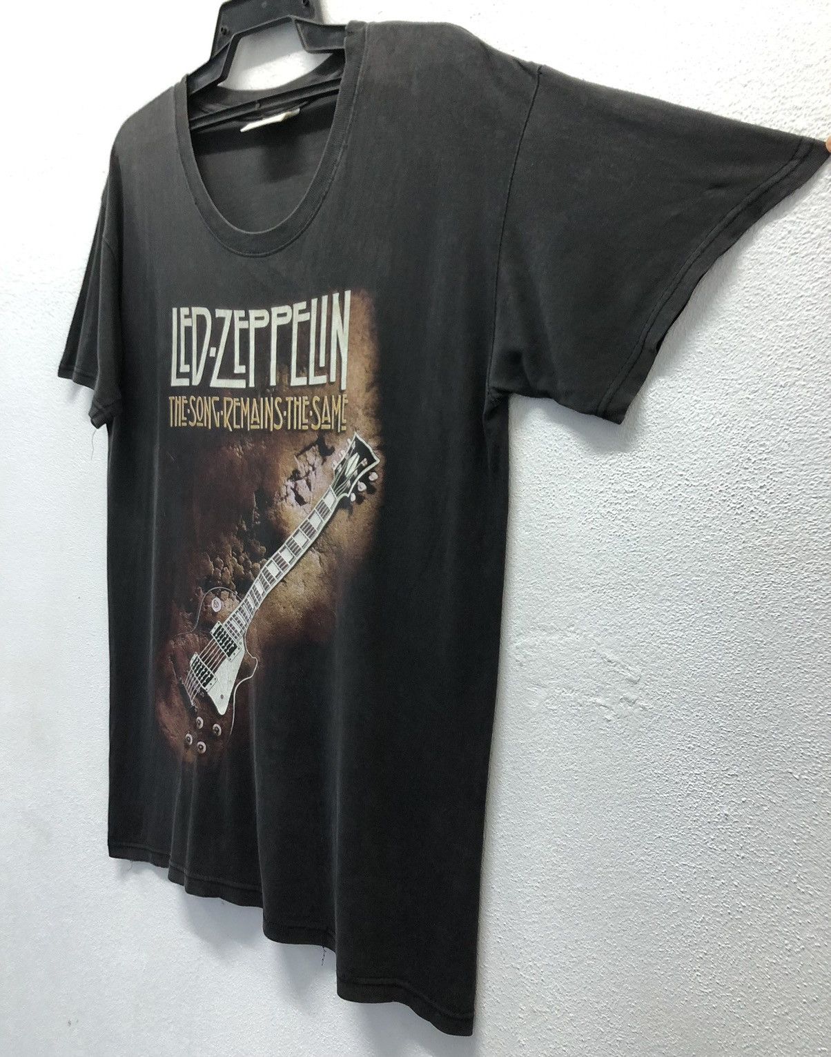 Led Zeppelin Rock Band Led Zeppelin The Song Remains The Same Shirt Size US XL / EU 56 / 4 - 5 Thumbnail