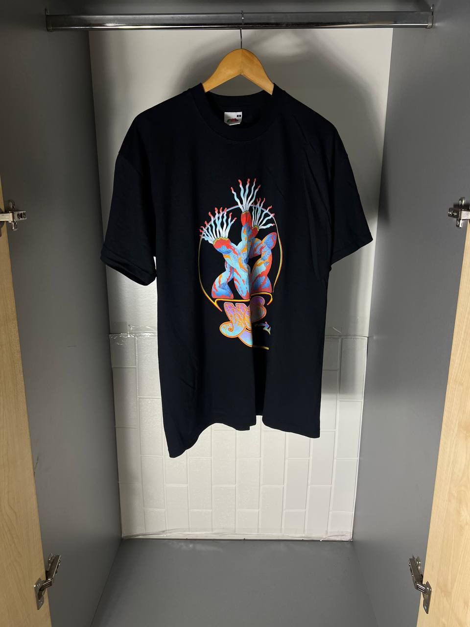 Band Tees VINTAGE YES WORLD TOUR ROCK T-SHIRT METAL PUNK ALBUM Y2K 90s Size US XL / EU 56 / 4 - 2 Thumbnail