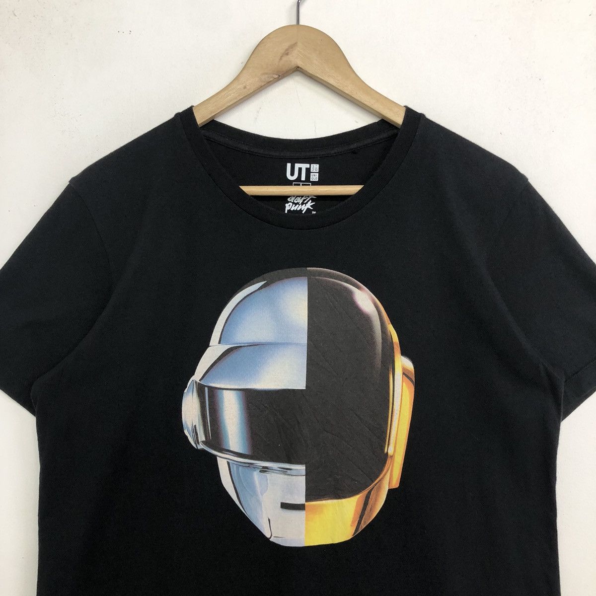 Band Tees Daft Punk X Uniqlo Helmet Graphic Band Tshirt Size US L / EU 52-54 / 3 - 4 Thumbnail