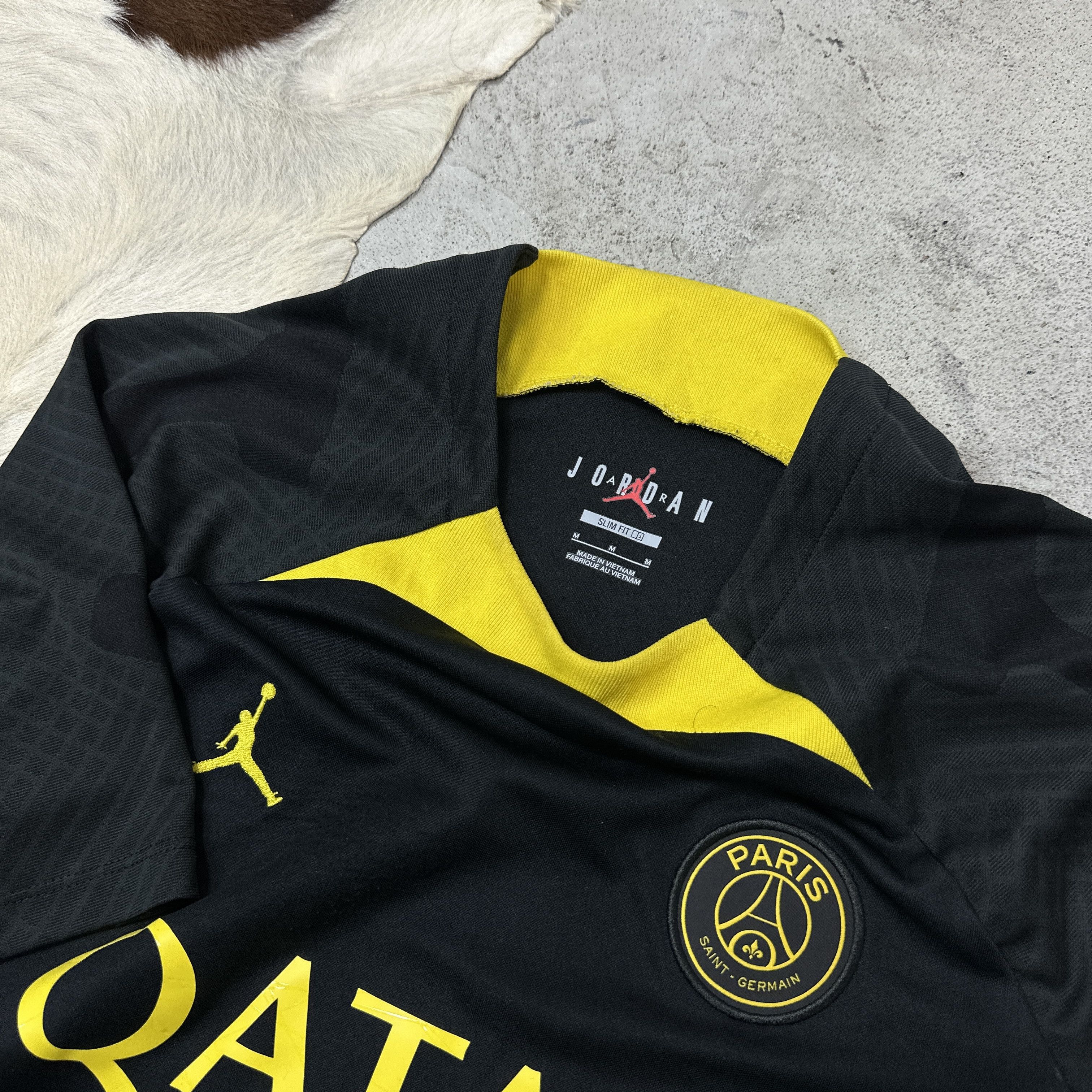Vintage Vintage Sporty Streetwear Jordan PSG Jersey Y2K Size US M / EU 48-50 / 2 - 3 Thumbnail