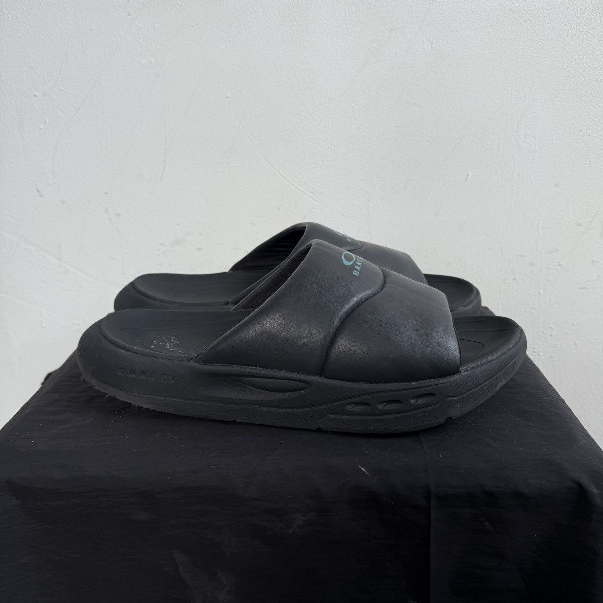 Oakley Vintage Black Oakley Logo Slides Size US 12 / EU 45 - 2 Thumbnail