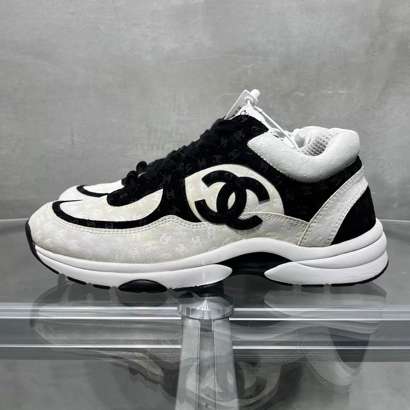 Chanel Chanel White Embossed All - Over Pattern Sneakers 38.5 Size US 8 / IT 38 - 3 Thumbnail