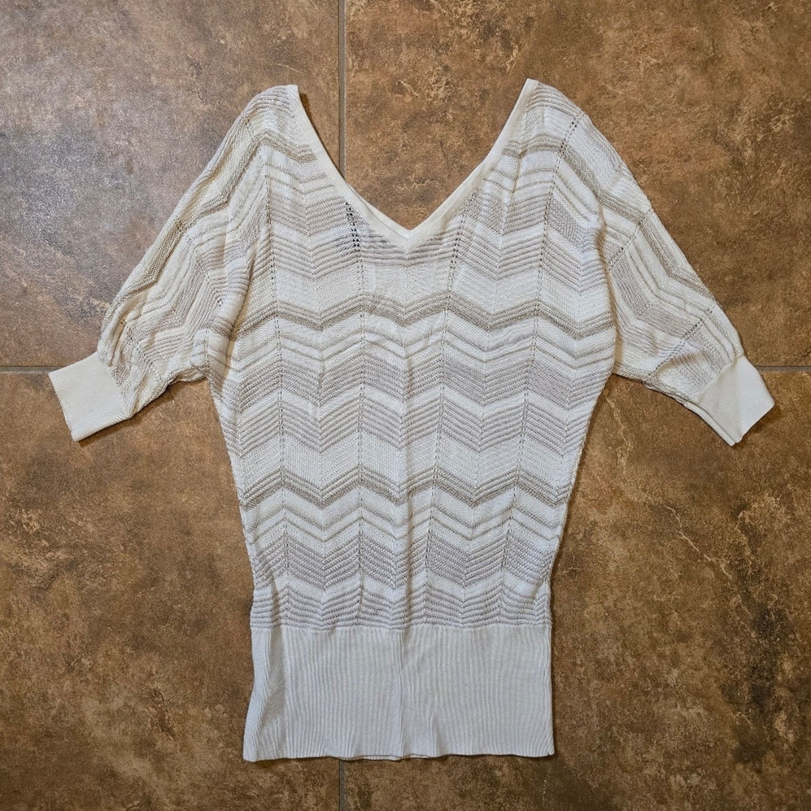White House Black Market Cream Chevron | WHBM | Sweater Vneck 1/2 Sleeve Size M / US 6-8 / IT 42-44 - 2 Thumbnail