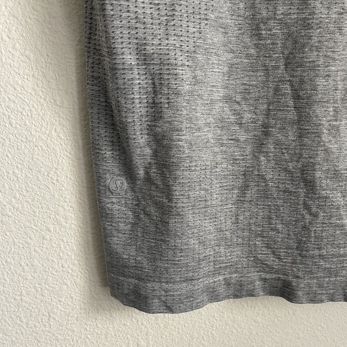 Lululemon Lululemon Breathable Short Sleeve Performance T Shirt Size US M / EU 48-50 / 2 - 6 Thumbnail