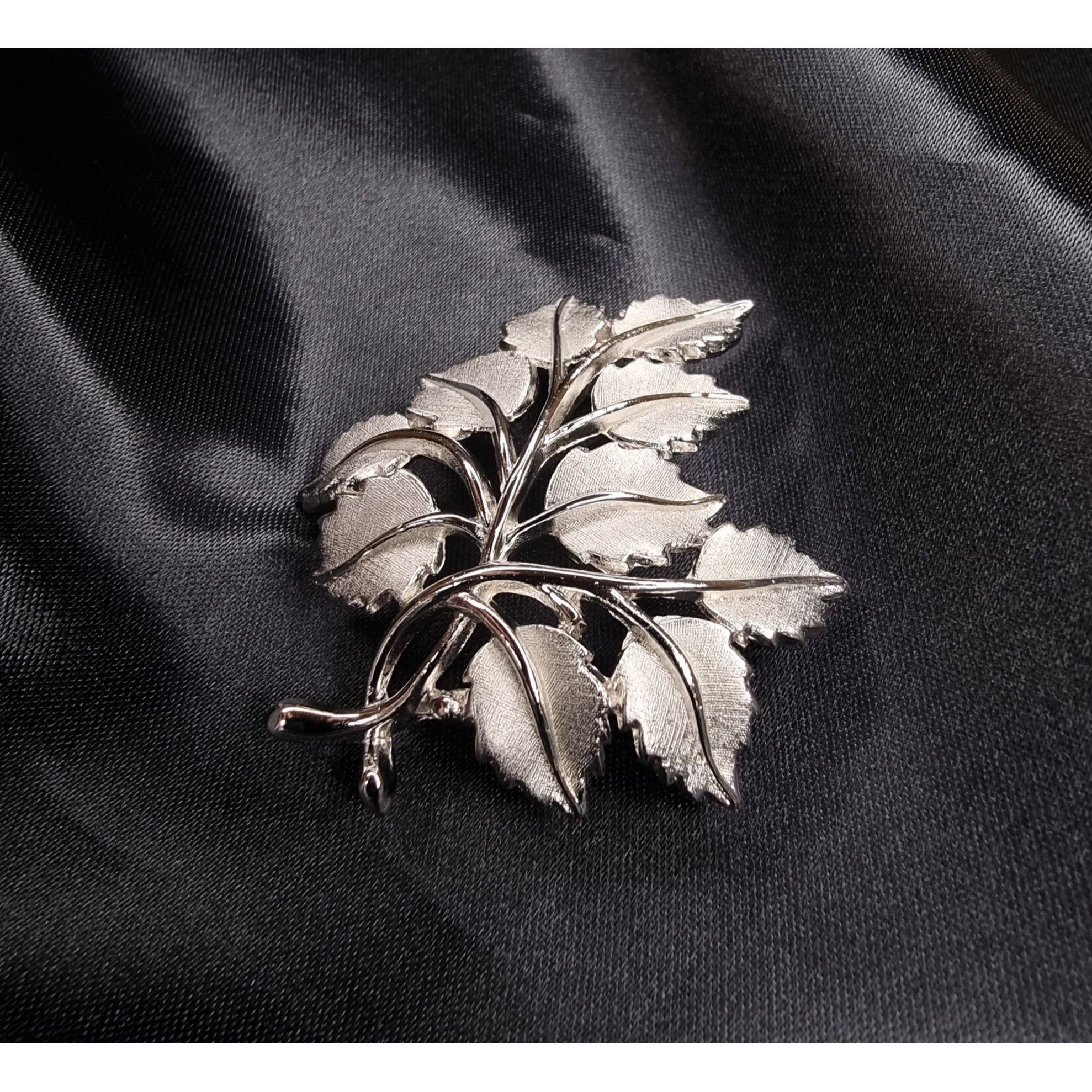 Vintage Vintage CROWN TRIFARI 1950s Silver-Tone Leaf Brooch Pin Size ONE SIZE - 3 Thumbnail