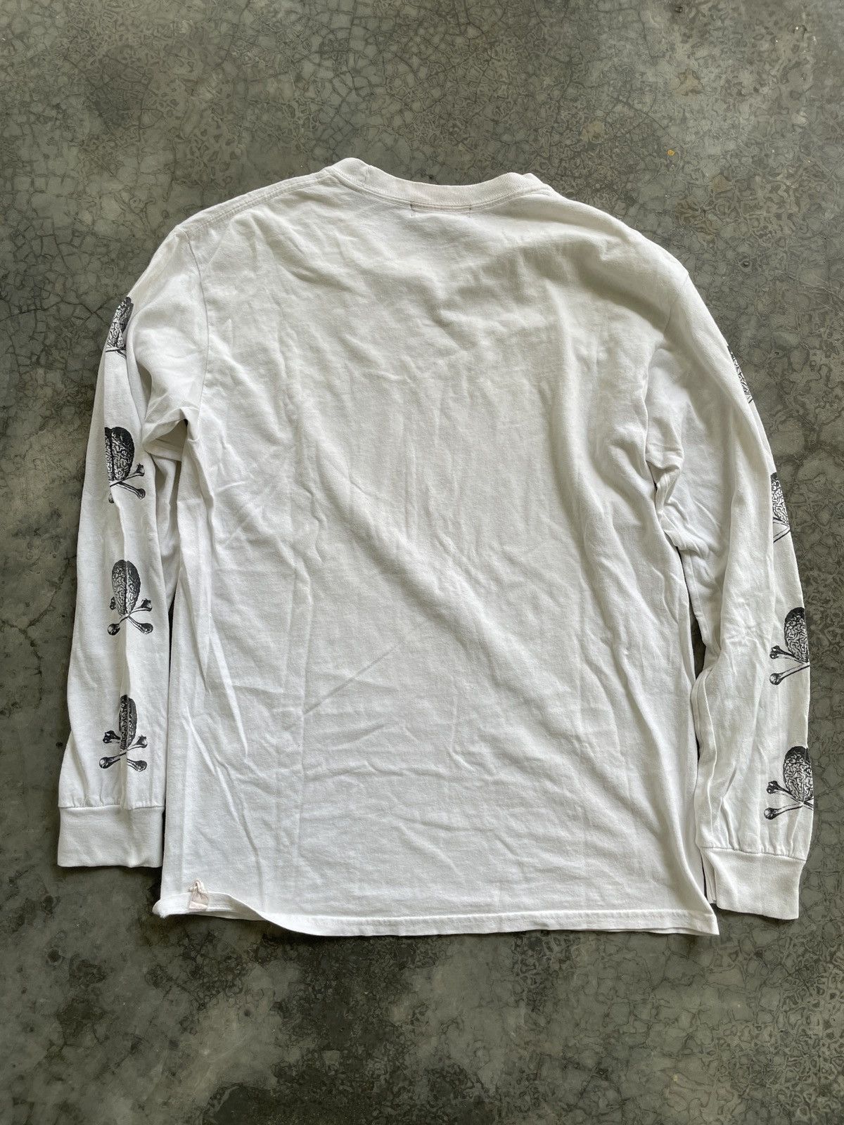 Japanese Brand Vintage 1999 Undercover Brain Cross Bones L/S Printed Tshirt Size US M / EU 48-50 / 2 - 7 Thumbnail