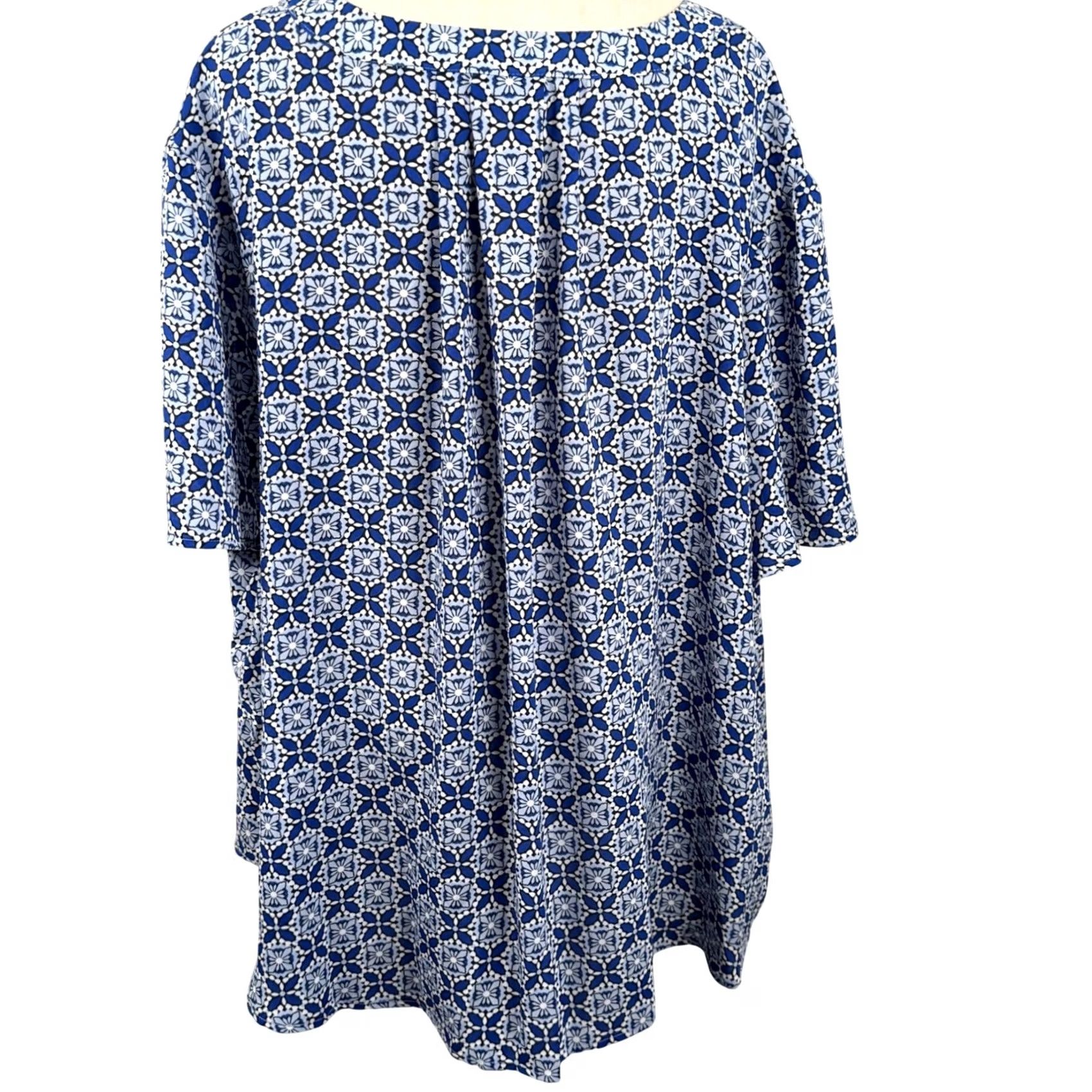 Liz Claiborne Liz Claiborne Womens 3X Blouse Blue Geometric Mosaic Split Neck SS Boho Coastal Artsy EUC Size XXL / US 16-18 / IT 52-54 - 3 Thumbnail