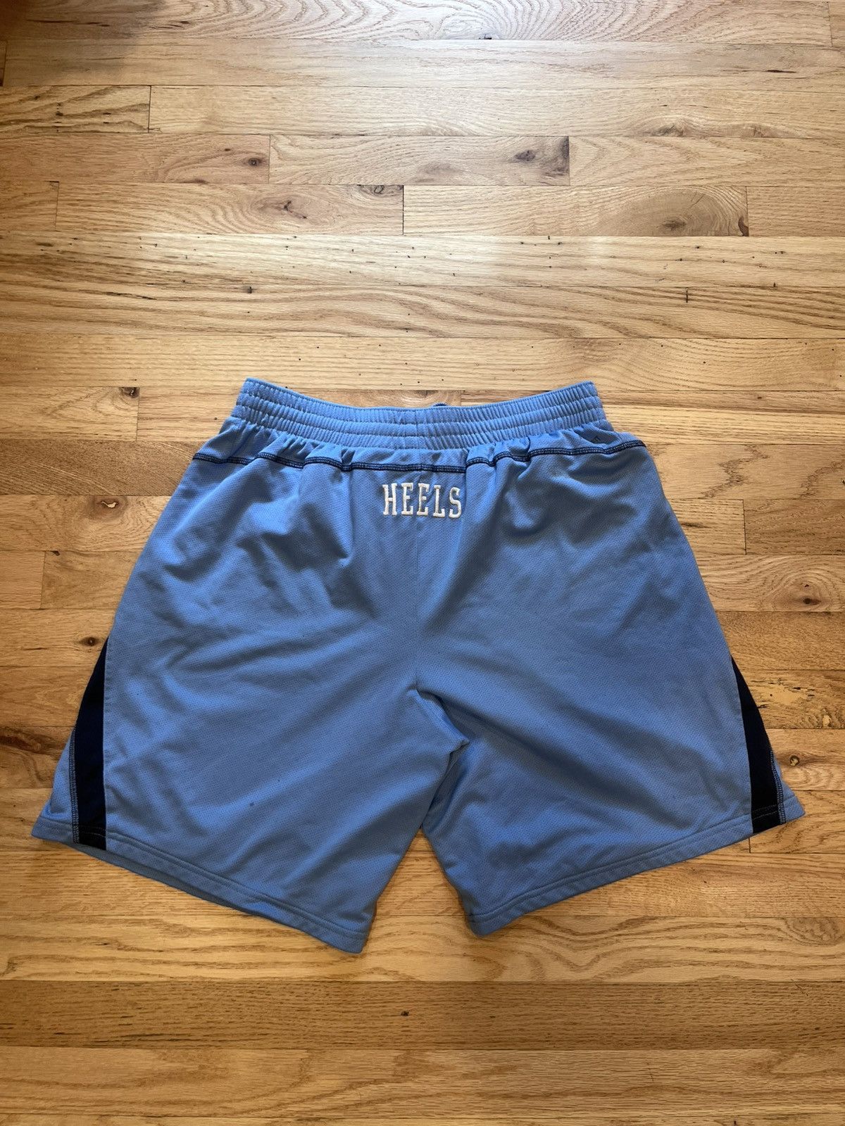 Nike Vintage UNC Shorts Size US 32 / EU 48 - 2 Thumbnail