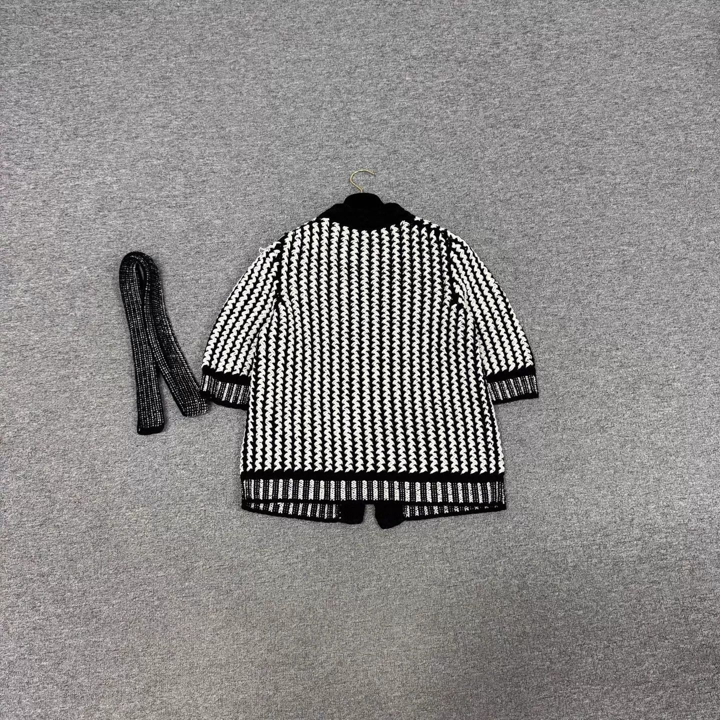 Chanel Chanel Women's B&W Wave V-Neck Belted Cardigan 34 Size XS / US 0-2 / IT 36-38 - 2 Thumbnail